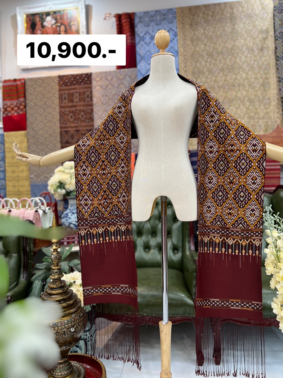 ผ้าพันคอ ไหมแพรวา ไหมแท้ ขนาด 30ซม.x2.30ซม. พื้นสีแดง รหัสZE-BM-0721687