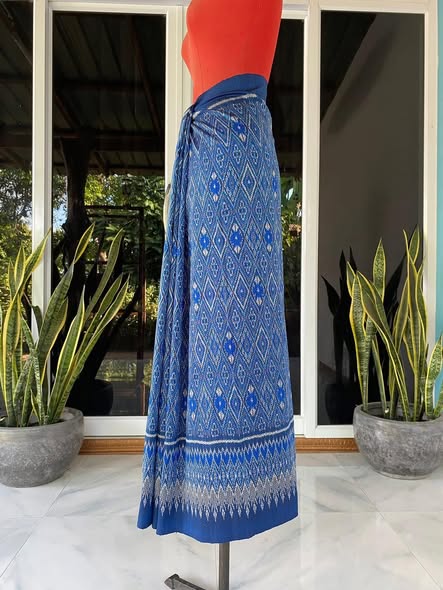 ซิ่น ผ้าไหมมัดหมี่ ทอยกดอกลูกแก้ว ขนาด 1x2เมตร ลายมะเขือ พื้นสีน้ำเงิน รหัส L9A-30-1031683