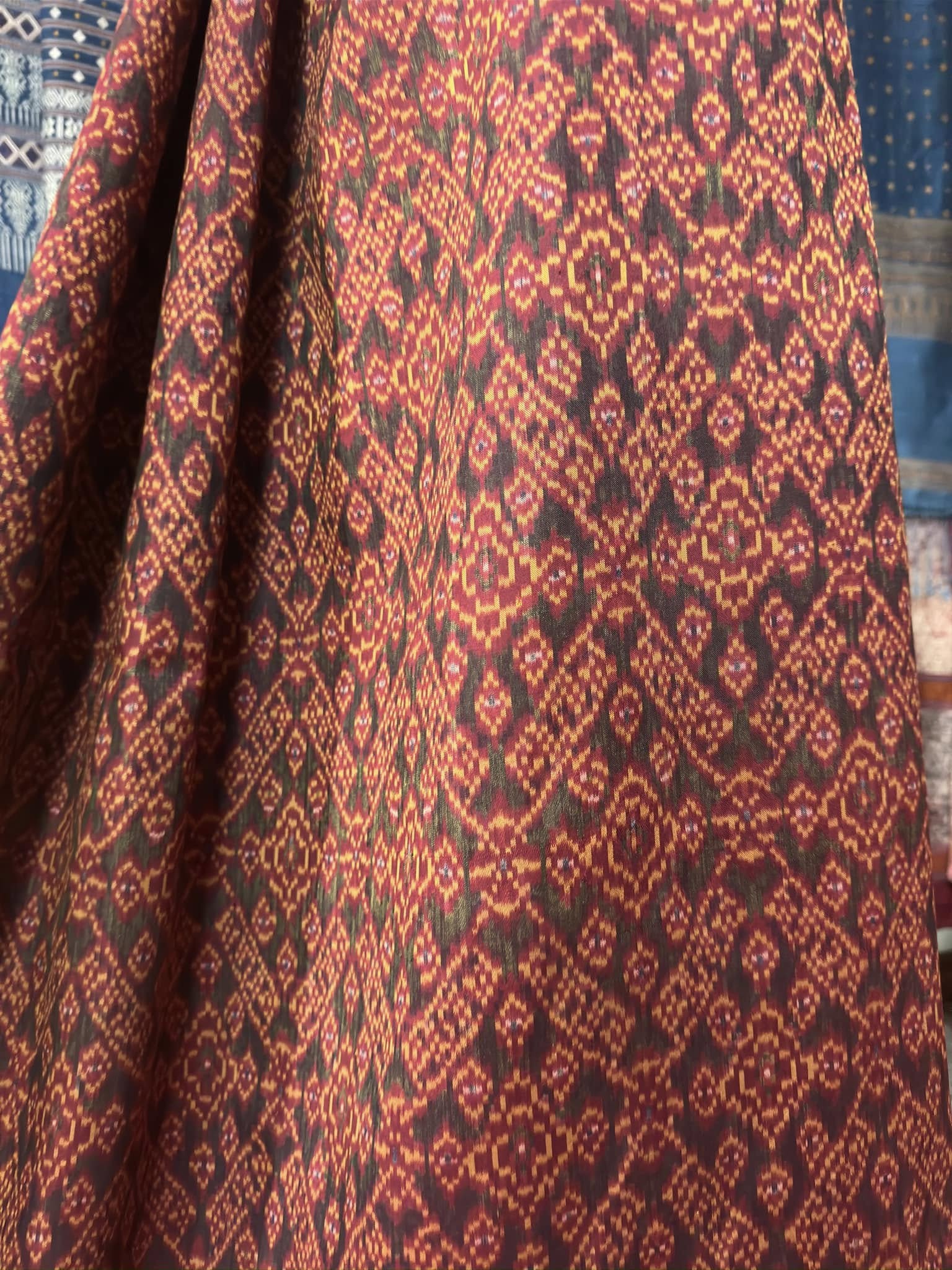 ซิ่น พระตะบอง ผ้าจามทอสามตะกอ ขนาด 118x150ซม พื้นสีม่วงแดง รหัส N9-SIL-AJ8