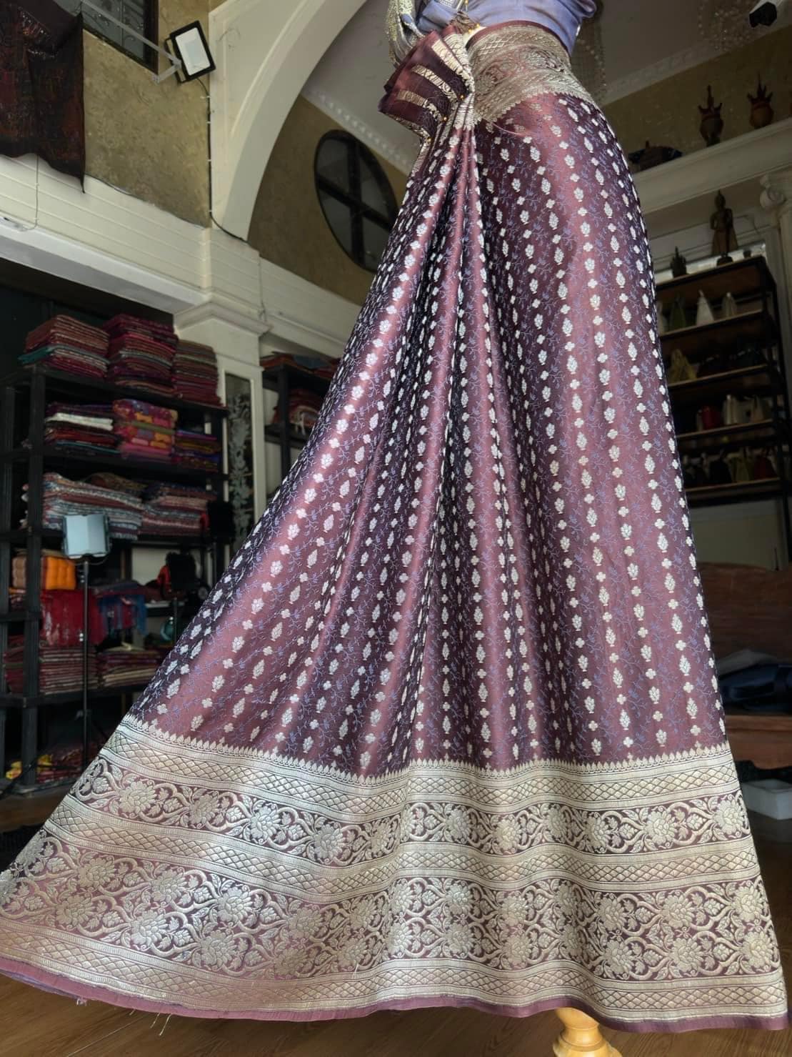 ซิ่น ผ้าปาโตล่า ไหมแท้ มีหน้านาง ขนาด 114x220ซม. พื้นสีม่วงเปลือกมังคุด รหัส N9-SIL-GN13