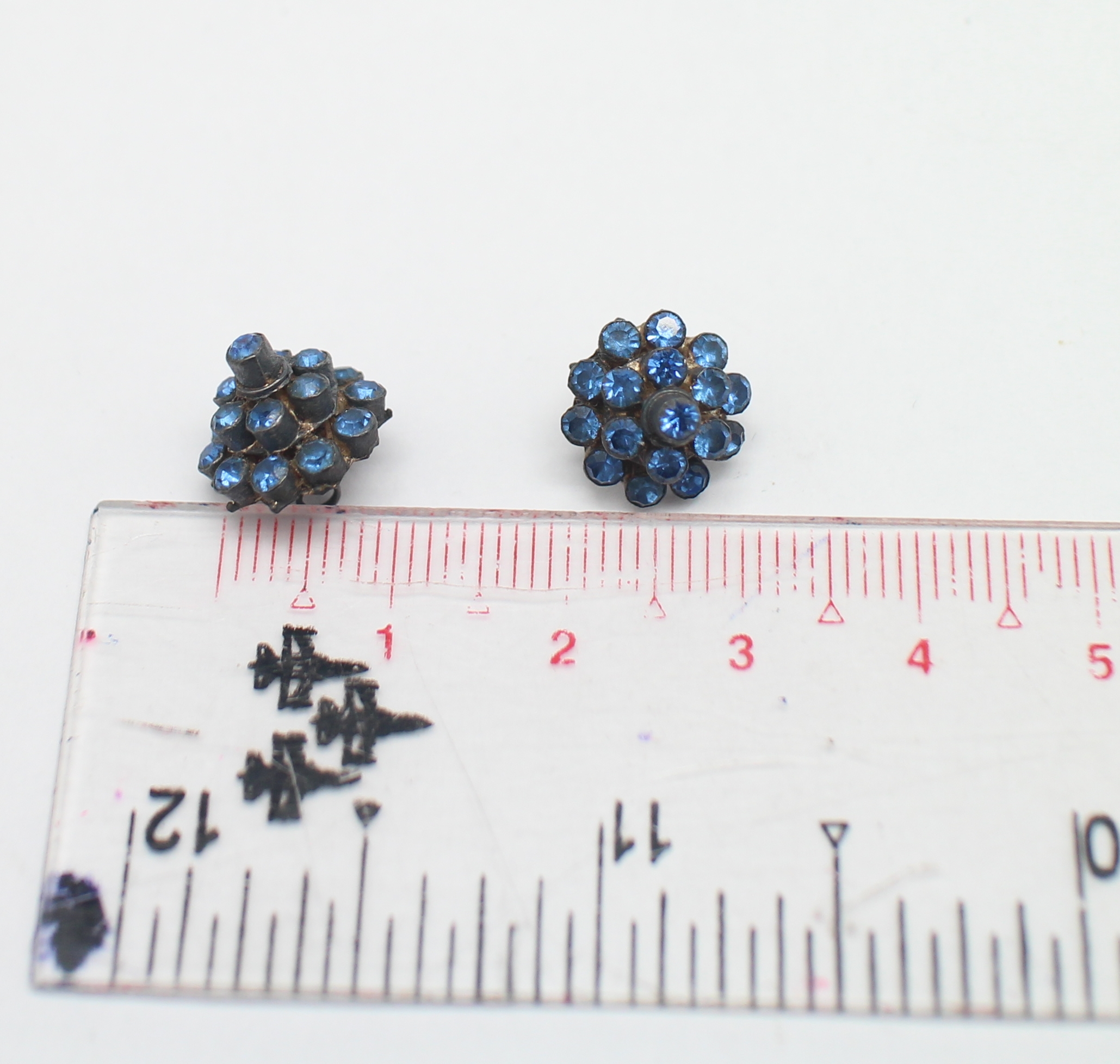 SI302 กระดุมเสื้อเงินฝังพลอลยน้ำเงิน 5 เม็ด งานเก่าเก็บ 50 ปี นน. 3.8 กรัม