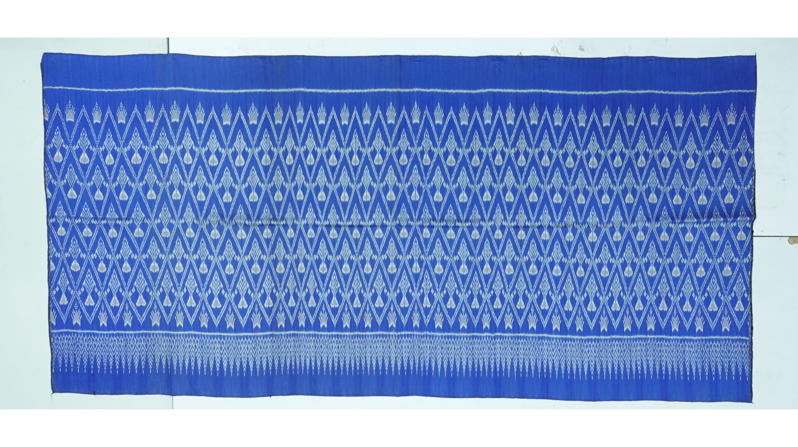 ซิ่น ผ้าไหมมัดหมี่ 3ตะกอ ขนาด 1x2เมตร พื้นสีฟ้า ลายปลา รหัส R2Q-ME-066-122067095