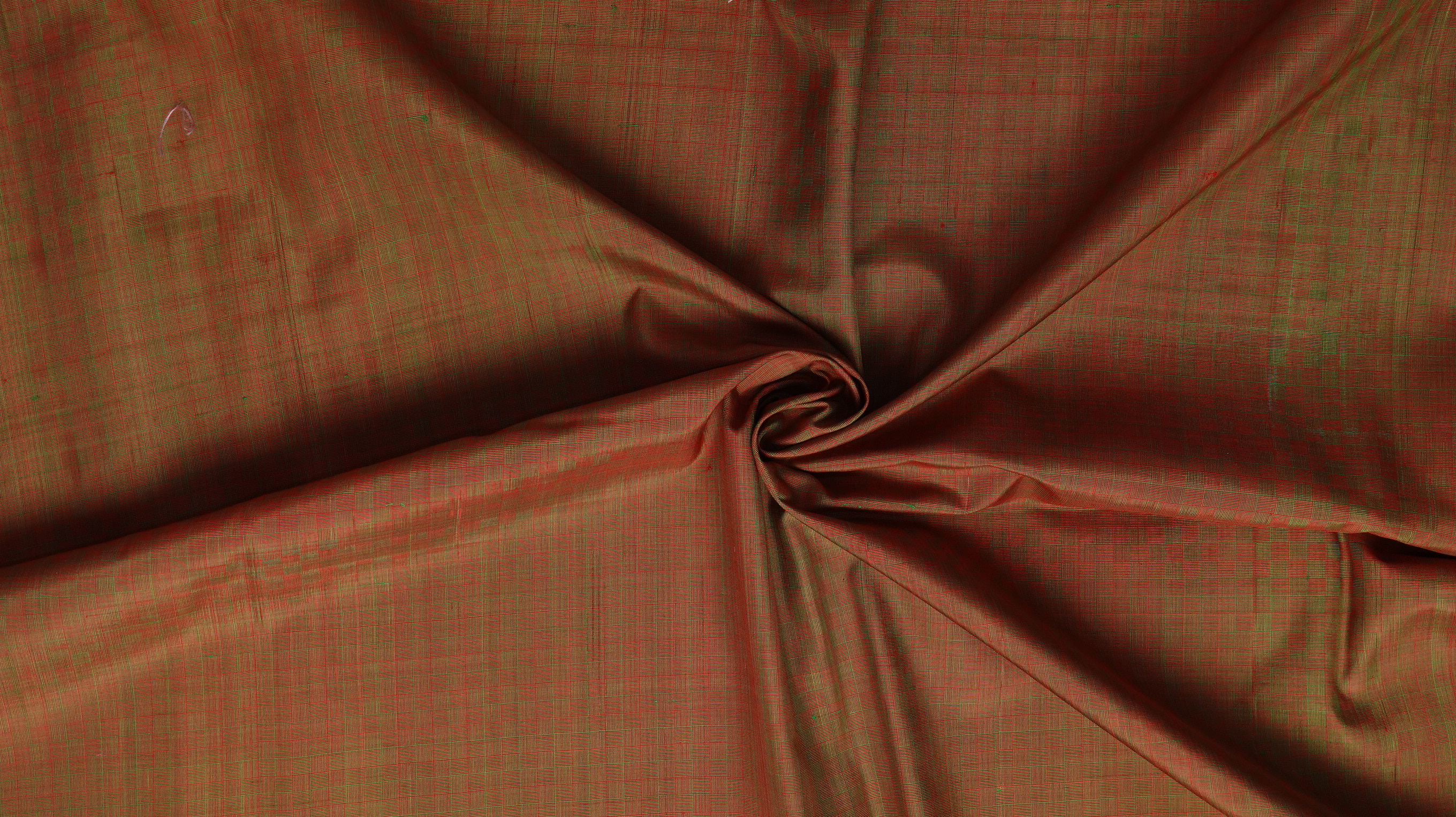 ผ้าไหมลายเกล็ดเต่า เนื้อไหมบ้าน ไหมแท้ สีน้ำตาลสลับเขียว ขายตามความยาวหลา รหัส R1D-NY-01236810