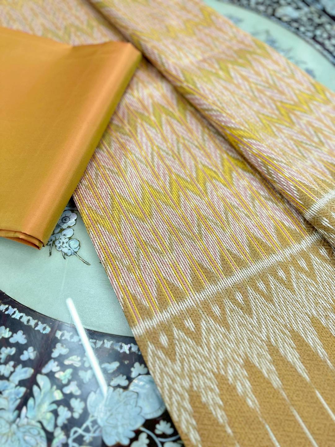 (ผ้าชุด)ผ้าไหมมัดหมี่ 6ตะกอ สีธรรมชาติ ลายโฮล (ผ้าลาย 2เมตร+สีพื้น 2เมตร) สีน้ำตาลทอง รหัส L8A-ST-0505681