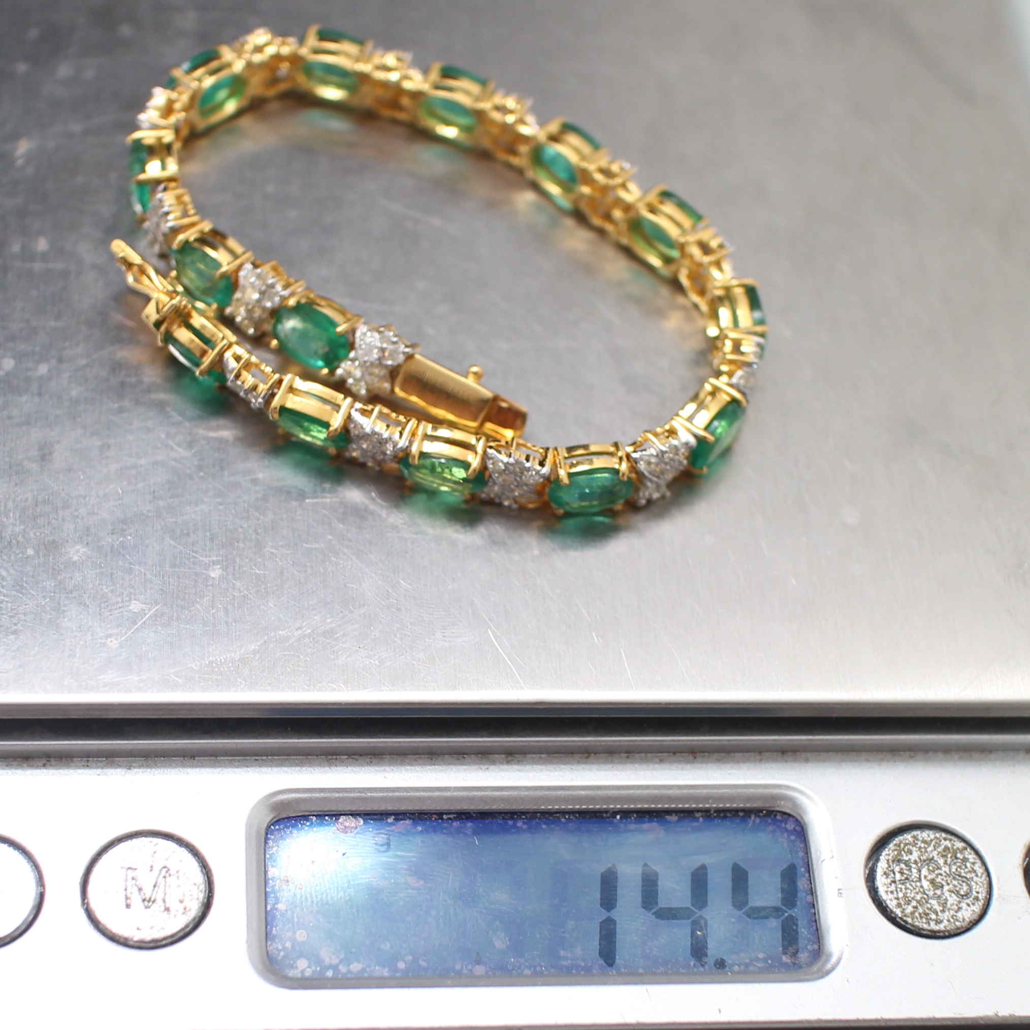 BL25068 สร้อยข้อมือมรกตแซมเบียคั่นเพชรกระจุก เพชรแท้ 28 เม็ด 0.56 กะรัต และ 84 เม็ด 0.77 กะรัต ทองแท้ 18k นน.รวม 14.4 กรัม ยาว 16.5 ซม. มรกต 14 เม็ด 9.84 กะรัต มีใบเซอร์