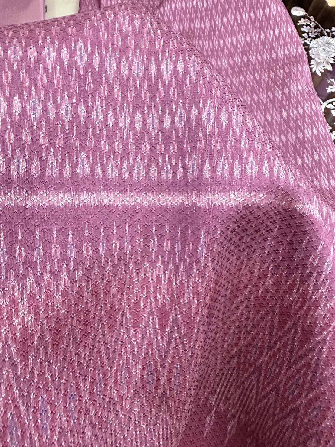 (ผ้าชุด)ผ้าไหมมัดหมี่ยกดอก 6ตะกอ (ลาย 2เมตร+สีพื้น 2เมตร) สีแดงเหลือบน้ำเงิน รหัส L8A-ST-120666181