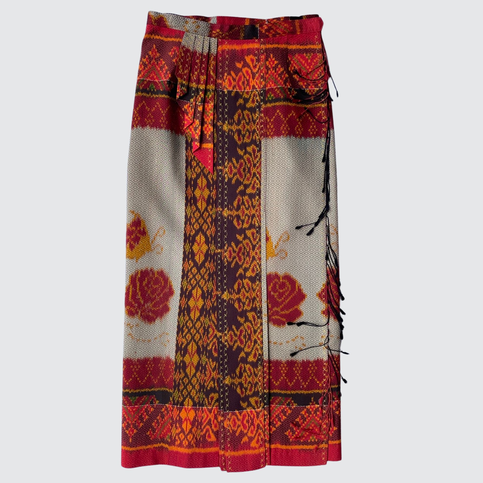 ผ้าถุงป้าย แบบเลื่อนตะขอตามไซส์ หน้านางกลาง ลายดอกกุหลาบ สีครีมงาช้าง รหัส WM-PTS-1009681415