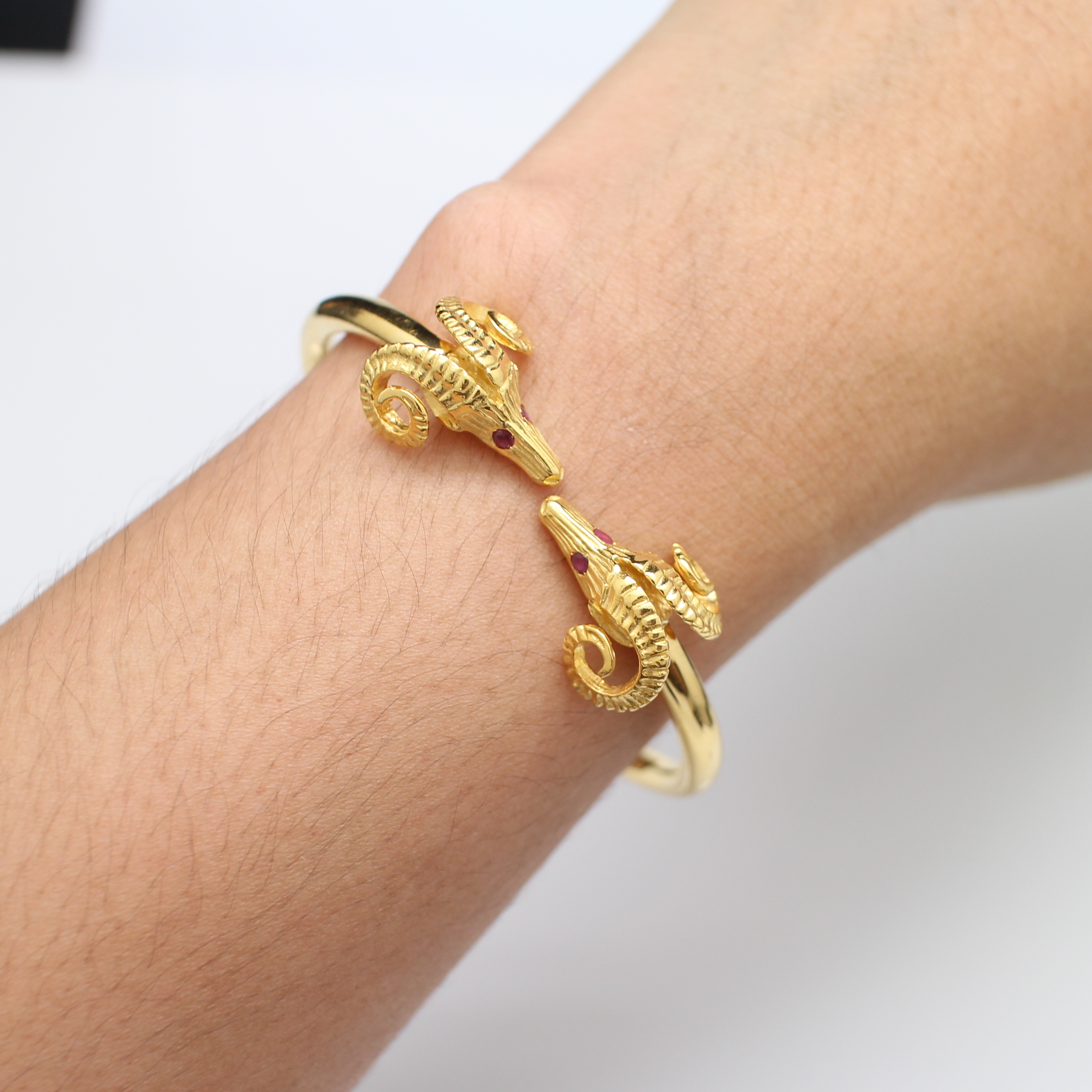 BL25038 กำไลแพะหัวชนตาฝังทับทิม ทองแท้ 18k นน.รวม 20.4 กรัม เส้นผ่านศูนย์กลาง 5.5 ซม. งานสวย หายาก