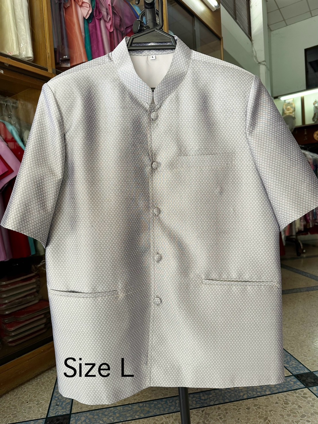 เสื้อสูทไหม แขนสั้น คอพระราชทาน เนื้อยกดอก สีเทาเงิน ไซส์ L รอบอก 44นิ้ว รหัส DT-ST-0119671