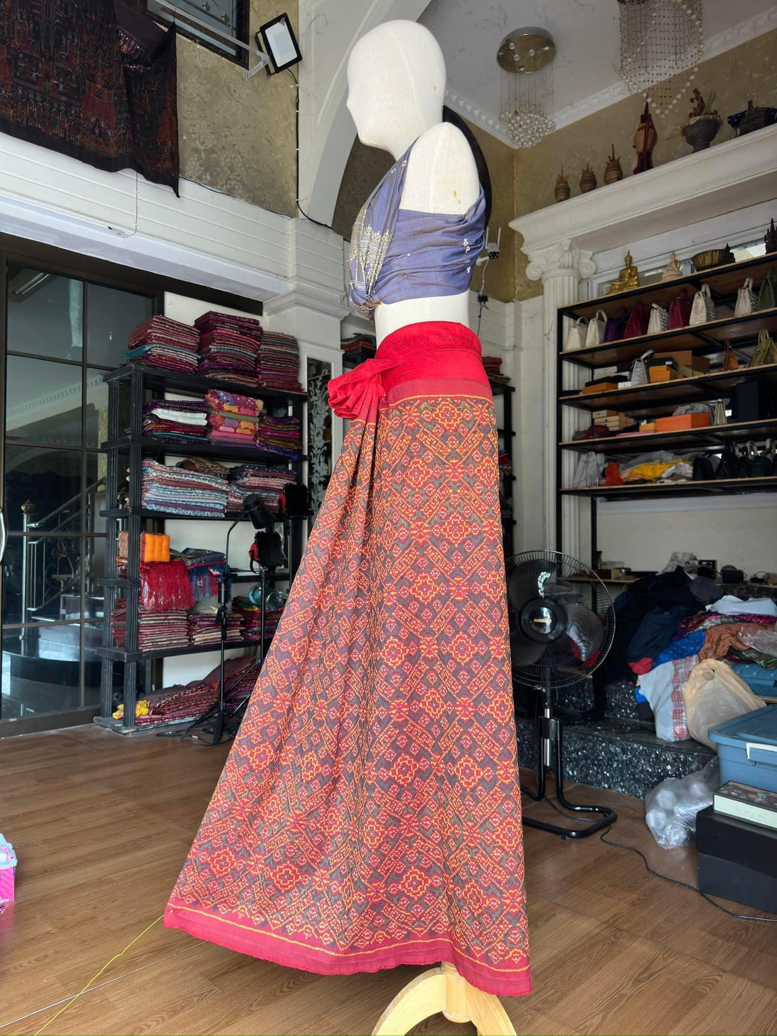 ซิ่น ไหมมัดหมี่รุ่นพิเศษ งานทอ 3ตะกอ ขนาด 118x170ซม พื้นสีแดง รหัส N9-SIL-JA6