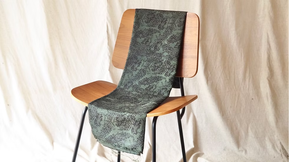 ผ้าไหมพิมพ์ลาย เนื้อนิ่ม 4เส้น (ราคาต่อหลา) พื้นสีเขียวเทา รหัส A4-CT-103501