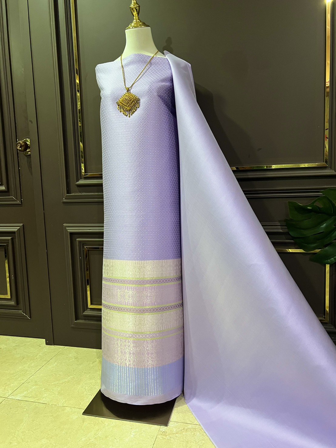 (ผ้าชุด)ผ้าไหมยกดอกลำพูน เกาะเชิงดิ้นเงิน ขนาด 1.03x4.40เมตร ลายอินเดีย พื้นสีม่วงพลาสเทล รหัส N90-29-TR0536