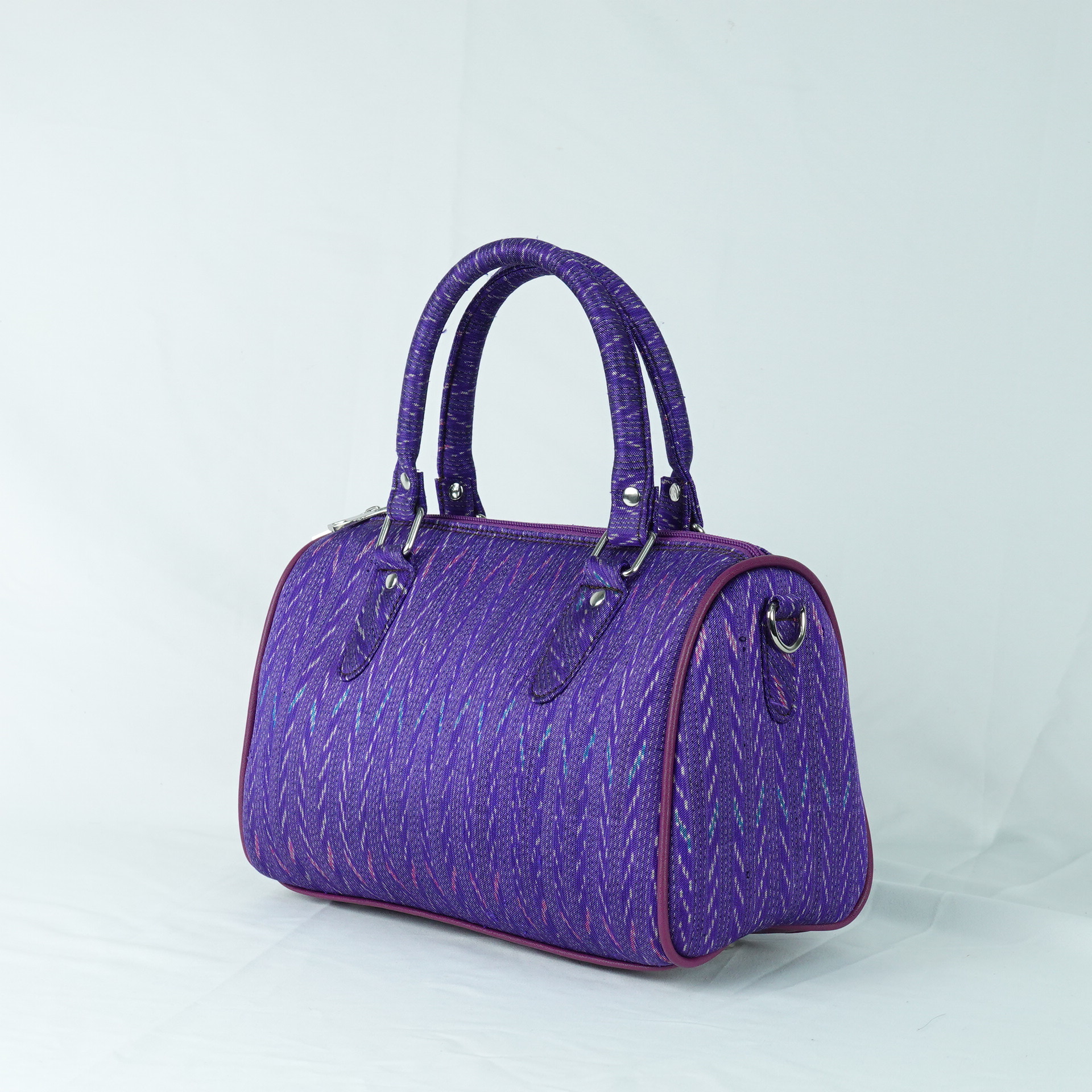 กระเป๋าถือผ้าไหม ทรงหมอน ขนาด 13x27x17ซม. ความสูงหูจับ 30 ซม. ลายโฮล สีม่วง รหัส GLA-TT-0603682