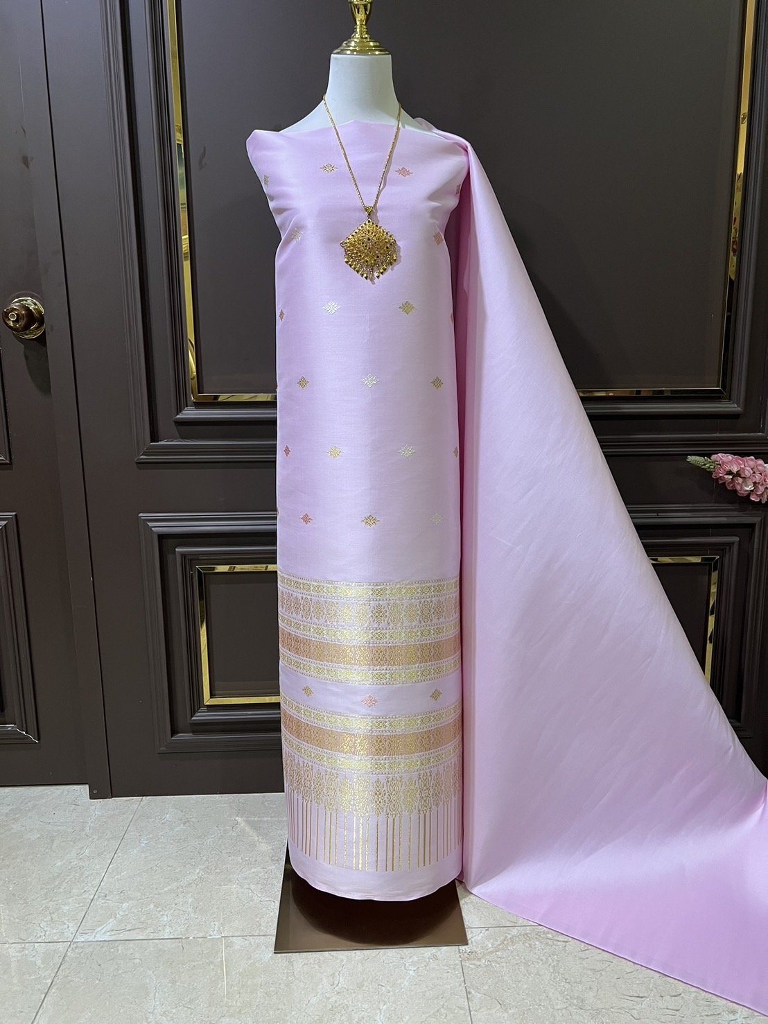 (ผ้าชุด)ผ้าไหมยกดอกลำพูน เกาะเชิงดิ้นทอง ขนาด 1.03x4.62เมตร ลายก้ามปูดอกลอย พื้นสีชมพู รหัส N90-29-TR0399