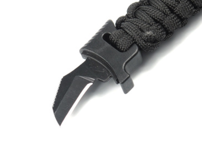 ตัวล็อคก้ามปู ซ่อนมีด มีเข็มทิศ,แท่งจุดไฟและนกหวีดในตัว