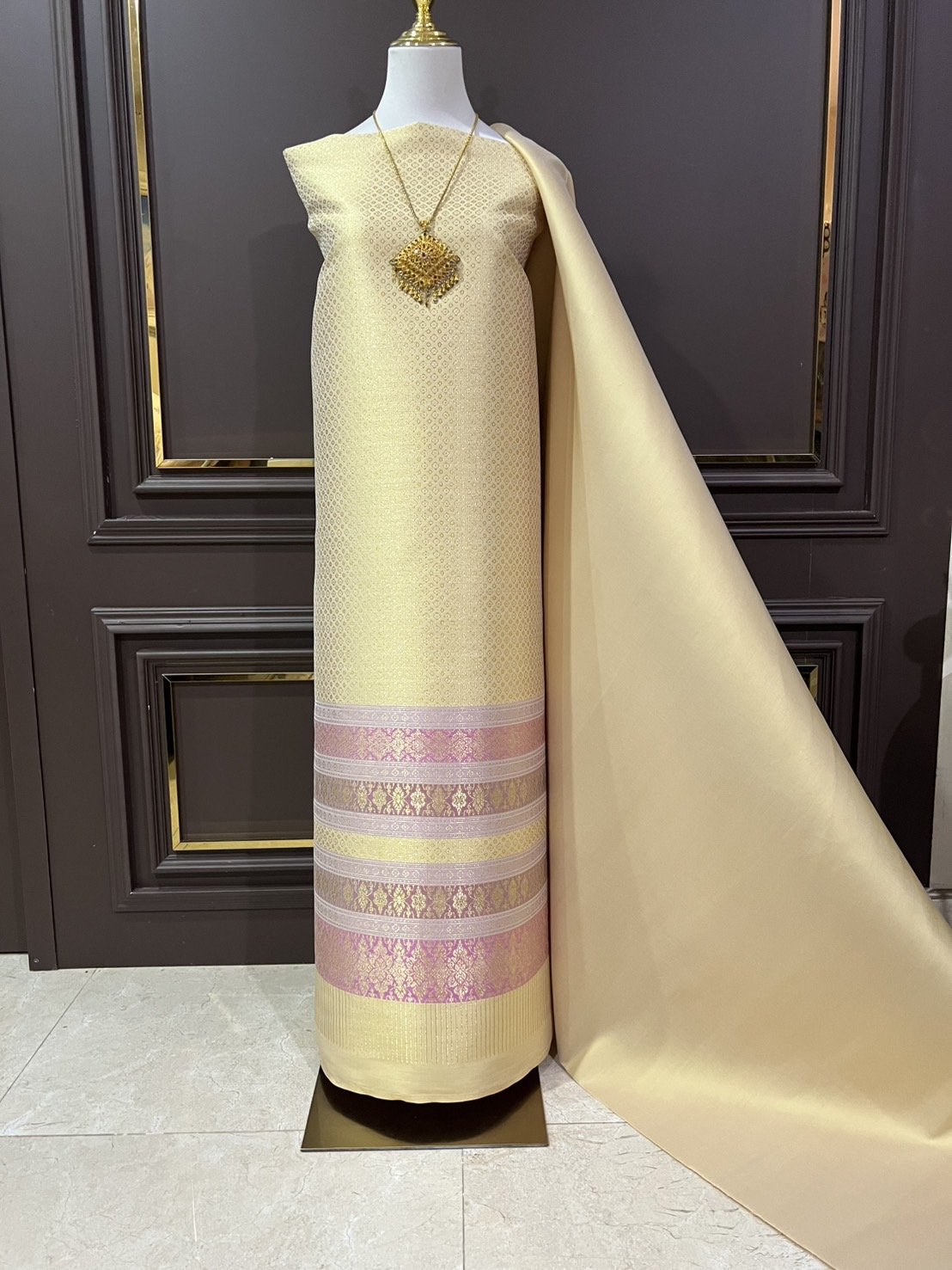 (ผ้าชุด)ผ้าไหมยกดอกลำพูน เกาะเชิงดิ้นทอง ขนาด 1.02x4.33เมตร ลายดอกลำดวน พื้นสีเหลืองนวล รหัส N90-29-R0007