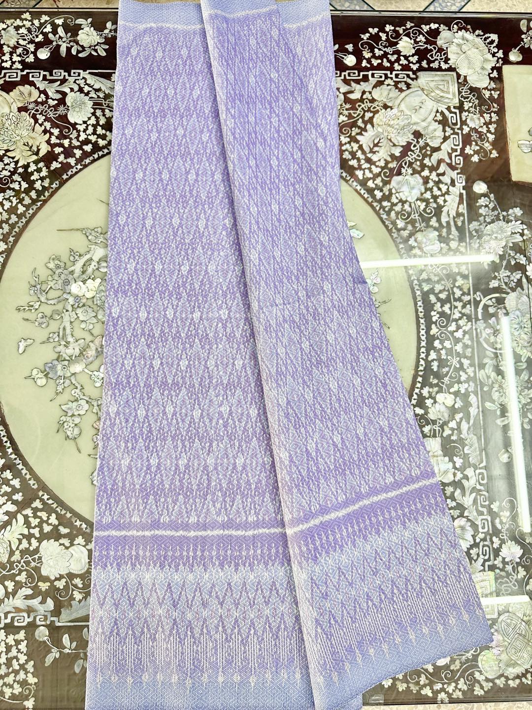 (ผ้าชุด)ผ้าไหมมัดหมี่ ยกดอกลูกแก้ว สีธรรมชาติ (ผ้าลาย 2เมตร+สีพื้น 2เมตร) เฉดสีม่วงครามอ่อน รหัส L8A-ST-06186704