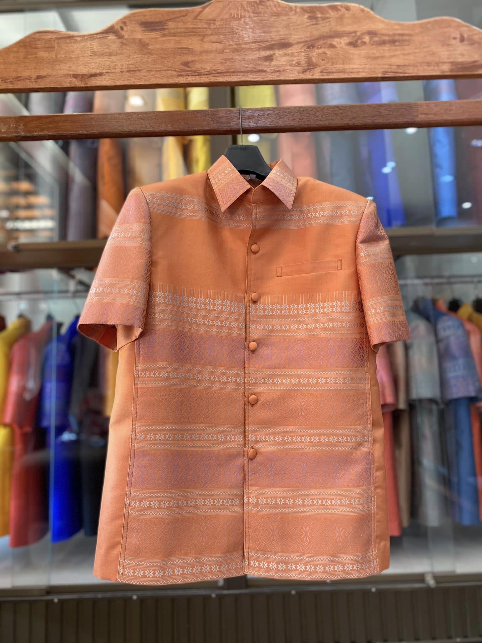 เสื้อสูทไหมแพรวา แขนสั้น พื้นสีส้มอมน้ำตาลอ่อน ไซส์ M รหัส DR-BM-121566094425