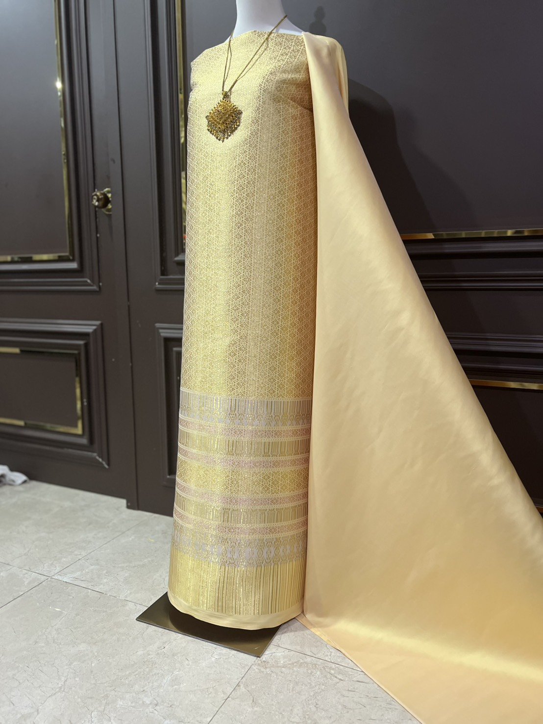 (ผ้าชุด)ผ้าไหมยกดอกลำพูน เกาะเชิงดิ้นทอง ขนาด 1.02x4.31เมตร ลายกรกนก พื้นสีเหลืองทอง รหัส N90-29-TR0552