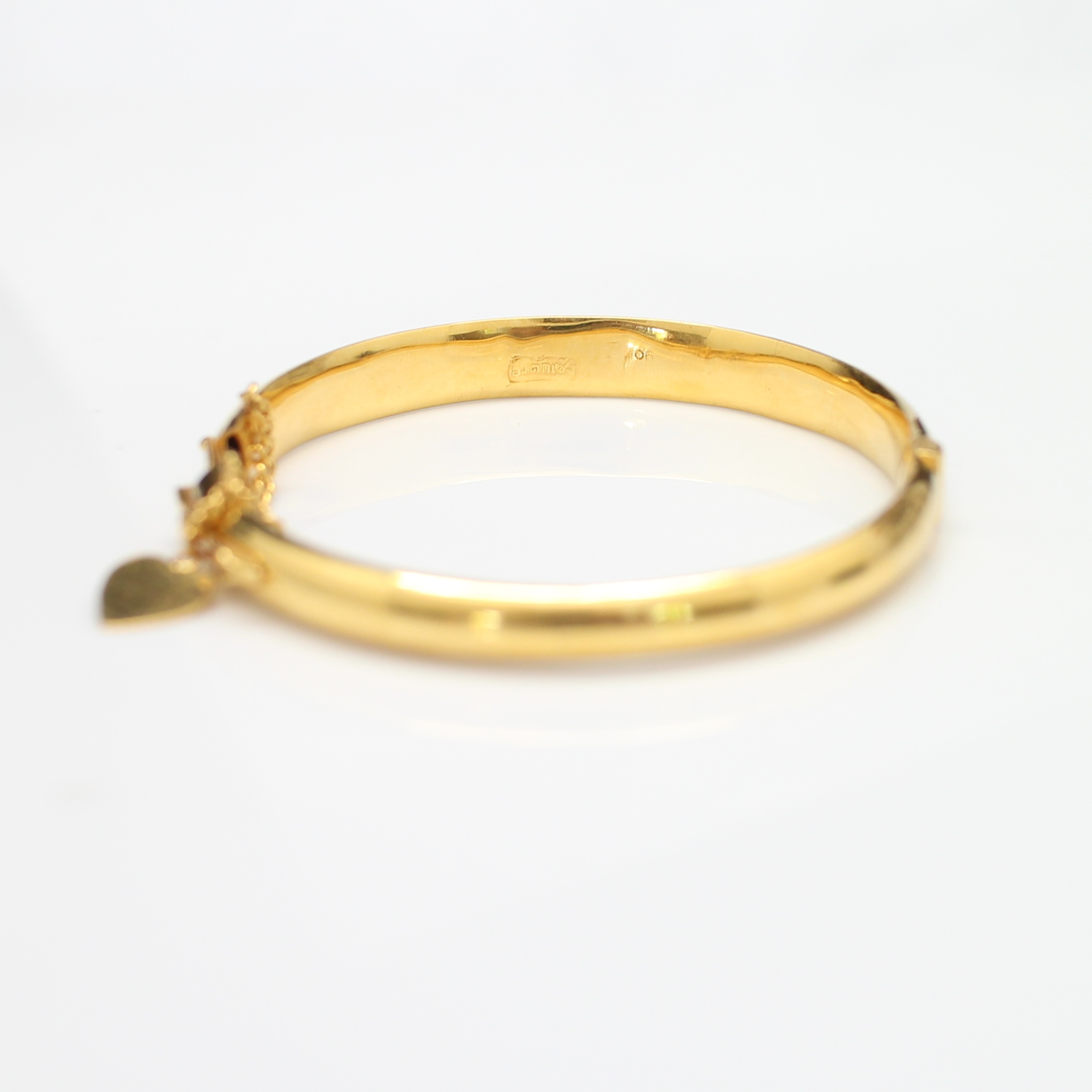 BL25014 กำไลทองลงยาสีแดงฝังเพชร เพชรแท้ 3 เม็ด 0.45 กะรัต ทองแท้ 90% นน.รวม 18.1 กรัม เส้นผ่านศูนย์กลาง 5.2 ซม.