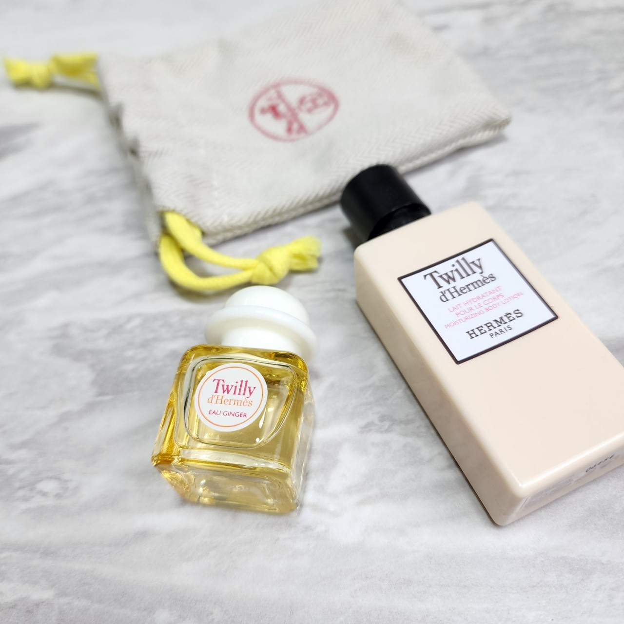 น้ำหอมจิ๋วมินิ Hermes Twilly d'Hermes Ginger EDP Set 7.5ml+Body Lotion 40ml (หัวแต้ม +ถุงผ้า )