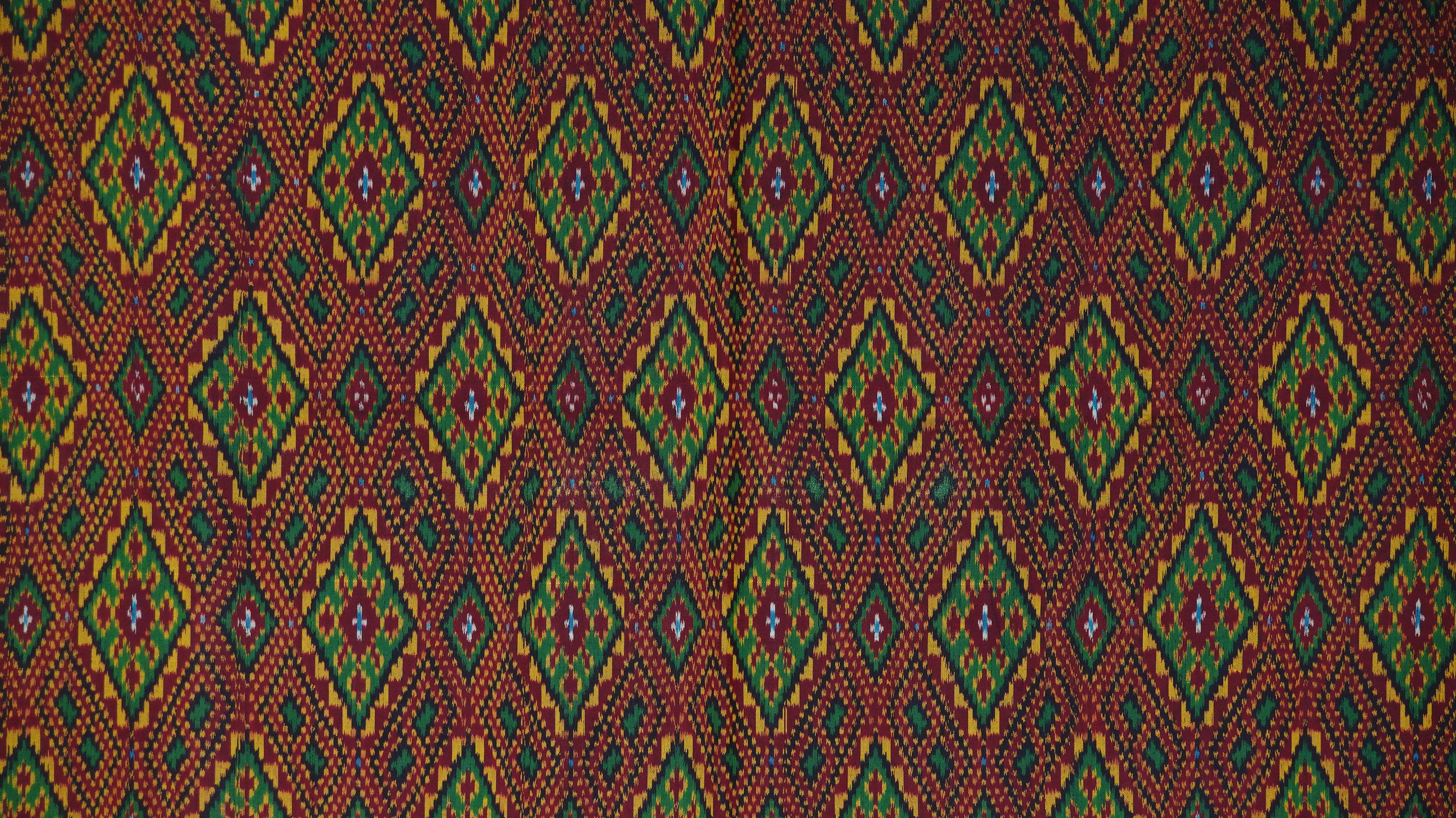 ซิ่น ผ้าไหมมัดหมี่ 3ตะกอ มีหน้านาง ขนาด 1x2เมตร ลายจี้เพชร สีแดงเม็ดมะขาม รหัส R2Q-ME-66-08186713