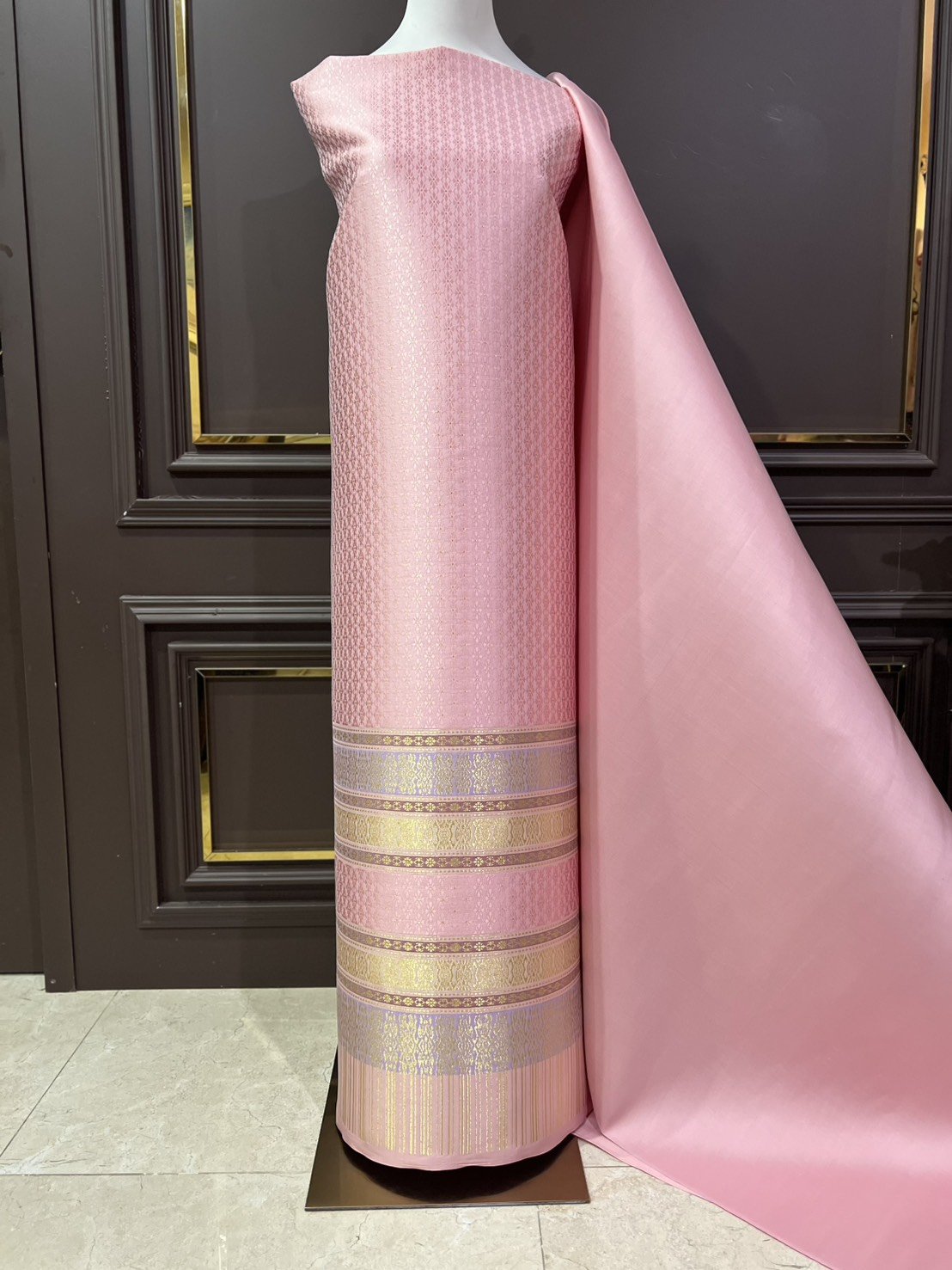 (ผ้าชุด)ผ้าไหมยกดอกลำพูน เกาะเชิงดิ้นทอง ขนาด 1.01x4.36เมตร ลายพิกุลล้อมกรอบ พื้นสีชมพูหวาน รหัส N90-29-TR0555