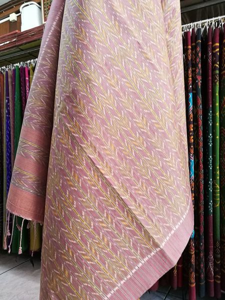 ซิ่น มัดหมี่ 3ตะกอ สีธรรมชาติ ขนาด 1x2เมตร ทอเจือยชายครุย ลายโฮล พื้นสีชมพูนู้ด รหัส M3P-NY0508661