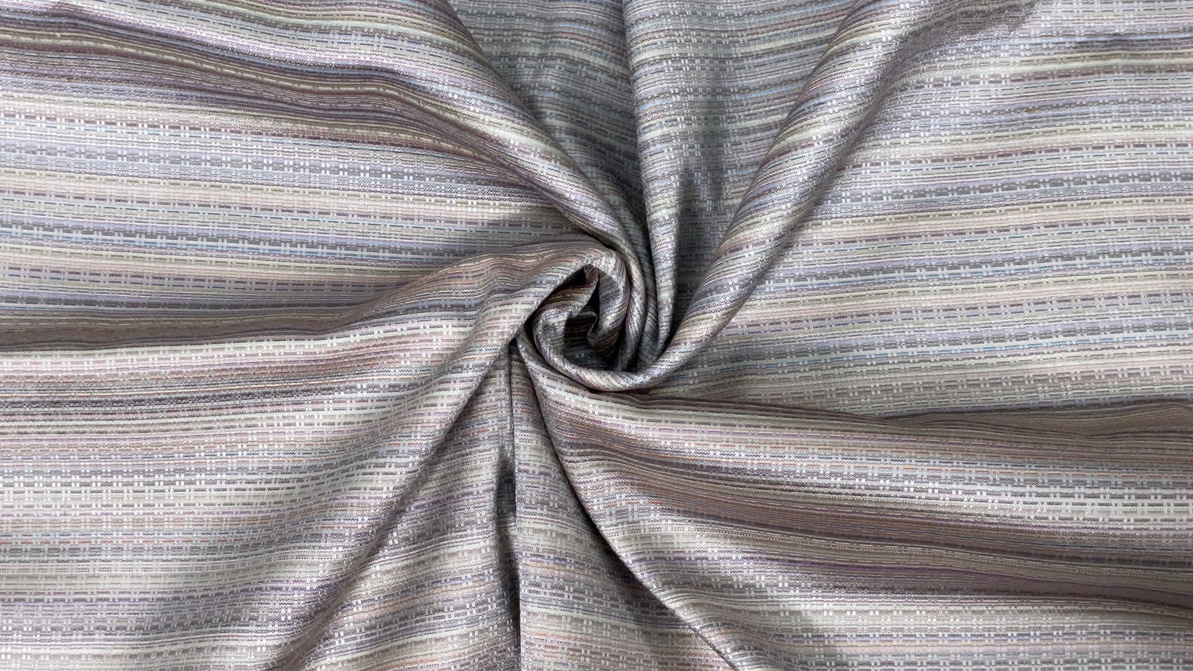 (ผ้าชุด)ไหมสีพื้นมีเชิง (ผ้าพื้น2หลา+ผ้าซิ่น2หลา) ลายราชวัตร เฉดสีเทา รหัส B7C-ME-066-092368111