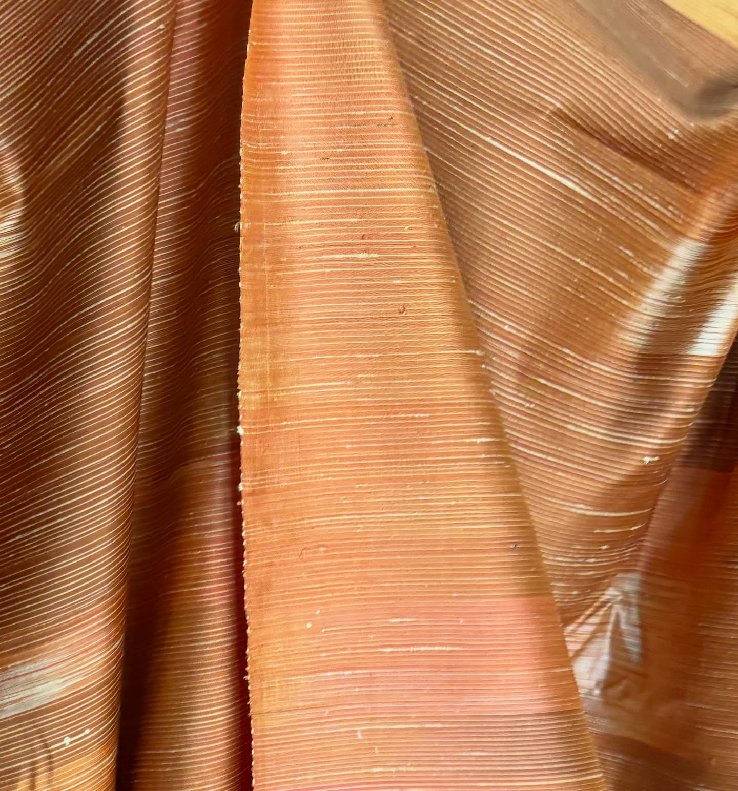 ผ้าไหมลายพิเศษ มัดหมี่เนื้อหนา ไหมแท้ สีส้มสลับน้ำตาลทอง เลือกตามขนาด รหัส MMFZ-116-100868172