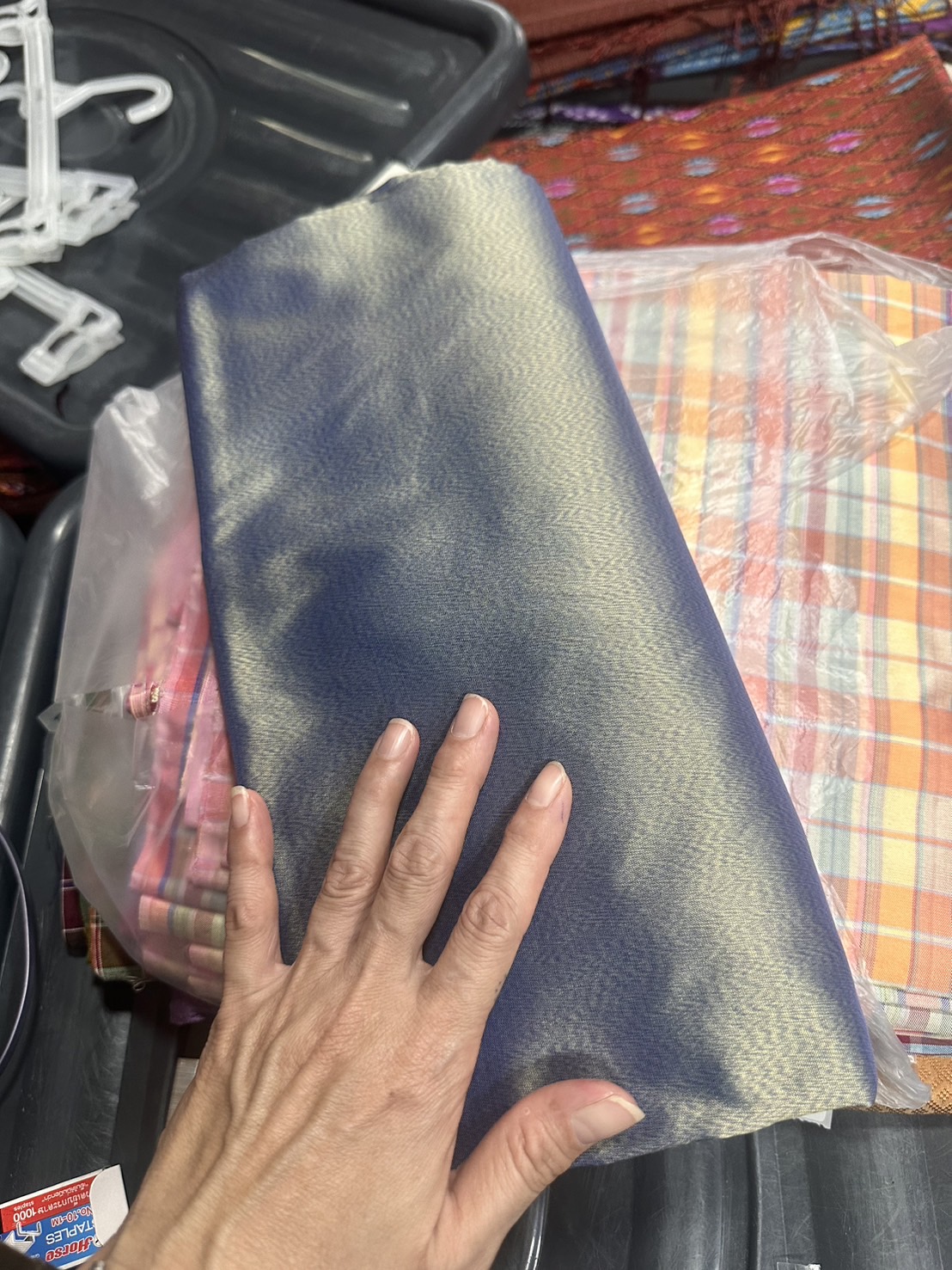 ผ้าไหมหางกระรอก ผ้าไหมทอควบเส้น ผ้ากระนิว สีเทาเหลือบบรอนซ์ทอง ตัดขายตามความยาวเมตร รหัส R1N-AA070866155662