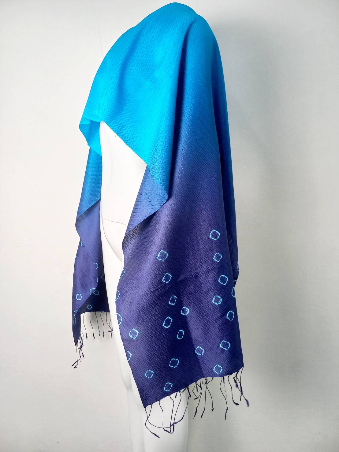 ผ้าคลุมไหล่ไหม ยกดอก มัดย้อม ไล่เฉดสี ขนาด 65x200ซม. สีฟ้าน้ำทะเล-สีน้ำเงินนาวี รหัส ZYE-TT-0717681