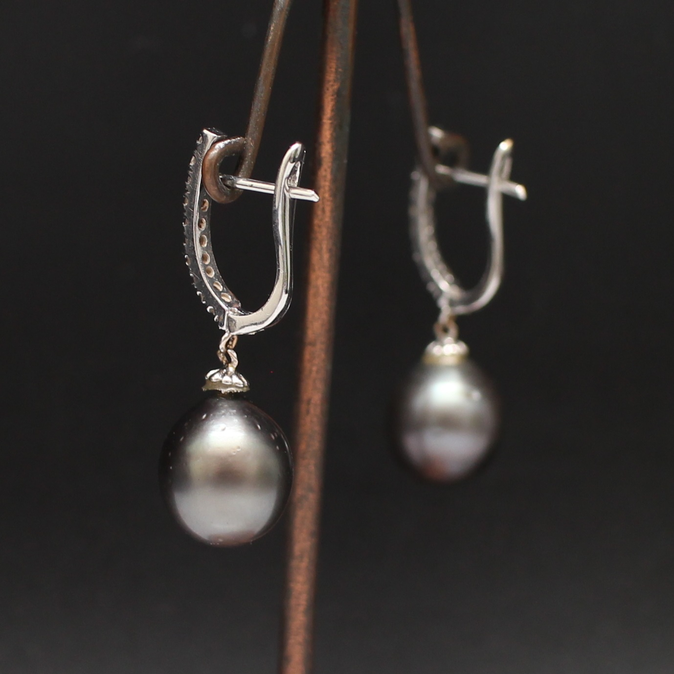 ER25141 ต่างหูเพชรห่วงตุ้งติ้งมุกเซ้าซี เพชรแท้ 20 เม็ด 0.30 กะรัต ทองแท้ 18k นน.รวม 7.1 กรัม มุกแท้ 11 มิล