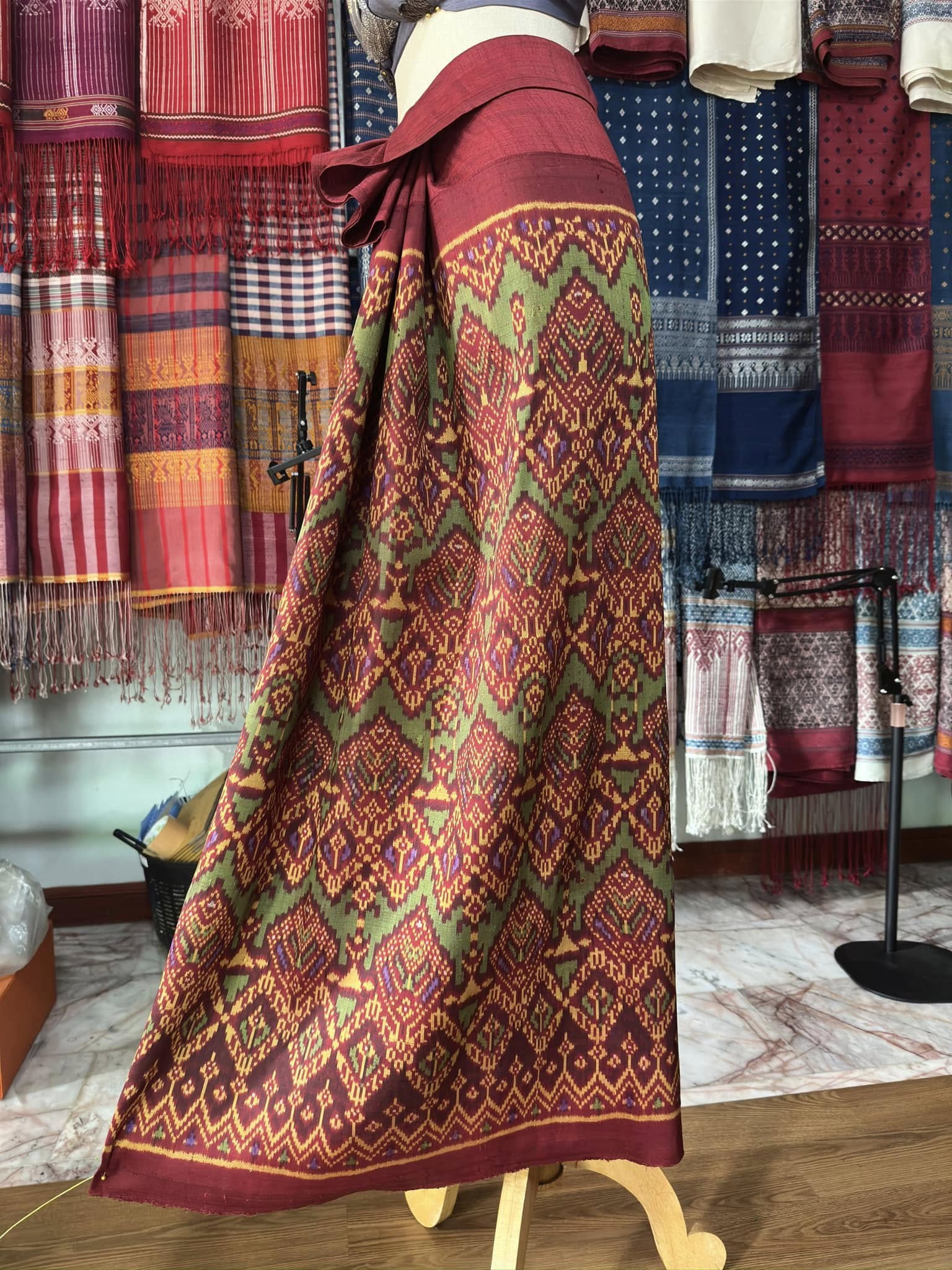 ซิ่น พระตะบอง ผ้าจามทอสามตะกอ ขนาด 118x150ซม พื้นสีแดง รหัส N9-SIL-AJ18