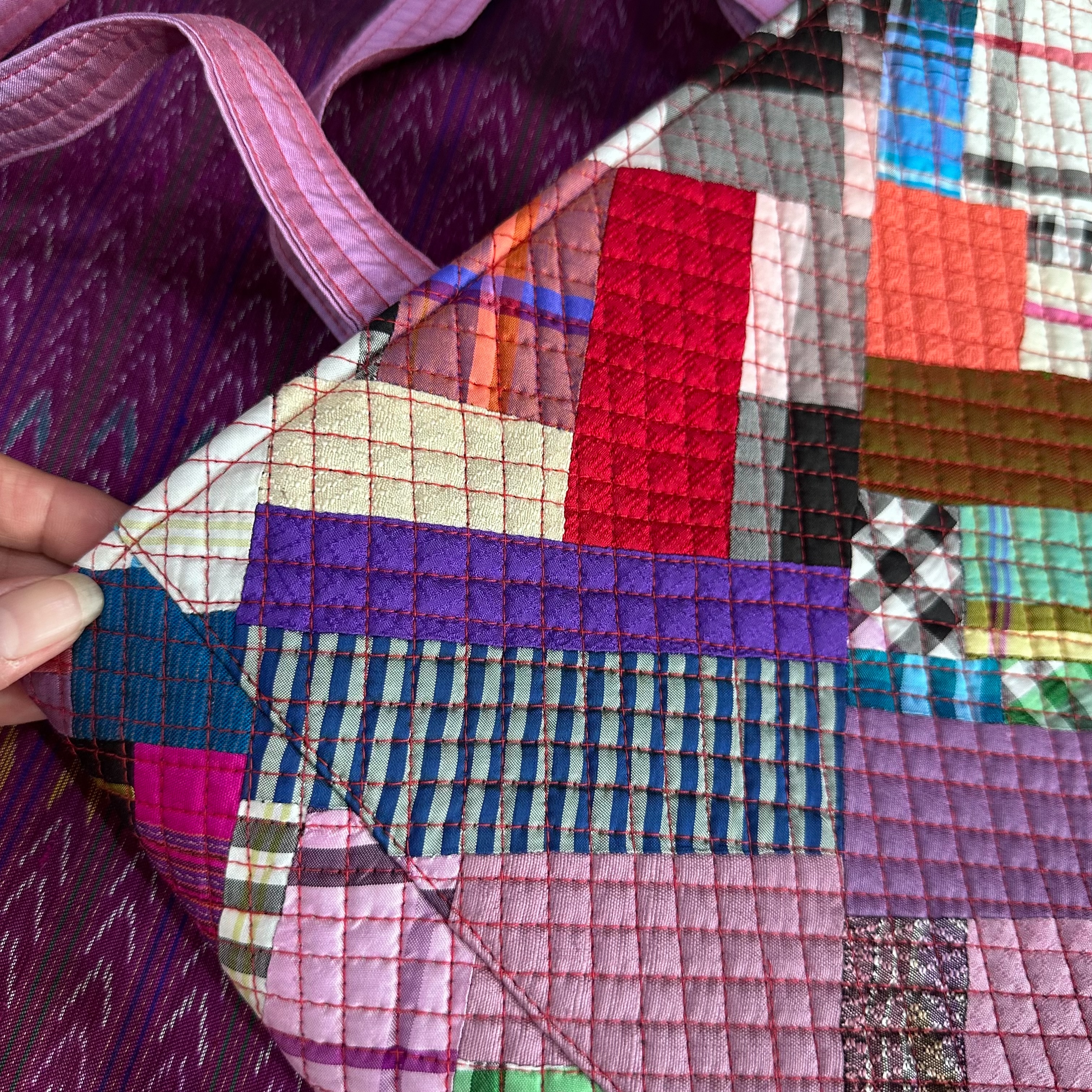 กระเป๋าถือ ไหมต่อ ขนาดกว้าง14นิ้ว สูง11.5นิ้ว ก้นกระเป๋า 3นิ้ว เฉดสีหลากสี รหัส GLA-AA0911661015