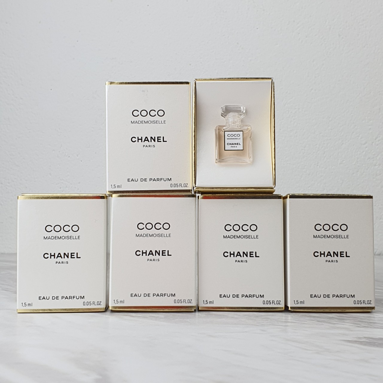 น้ำหอมจิ๋วมินิ Chanel Coco Mademoiselle EDP 1.5ml แบบแต้มมีกล่อง ( Mini Perfume น้ำหอมขนาดพกพา) น้ำหอมจิ๋วมินิ ขวดน่ารัก ตั้งโชว์ก็สวย พกพาก็สะดวก หัวแต้มตามจุดชีพจร