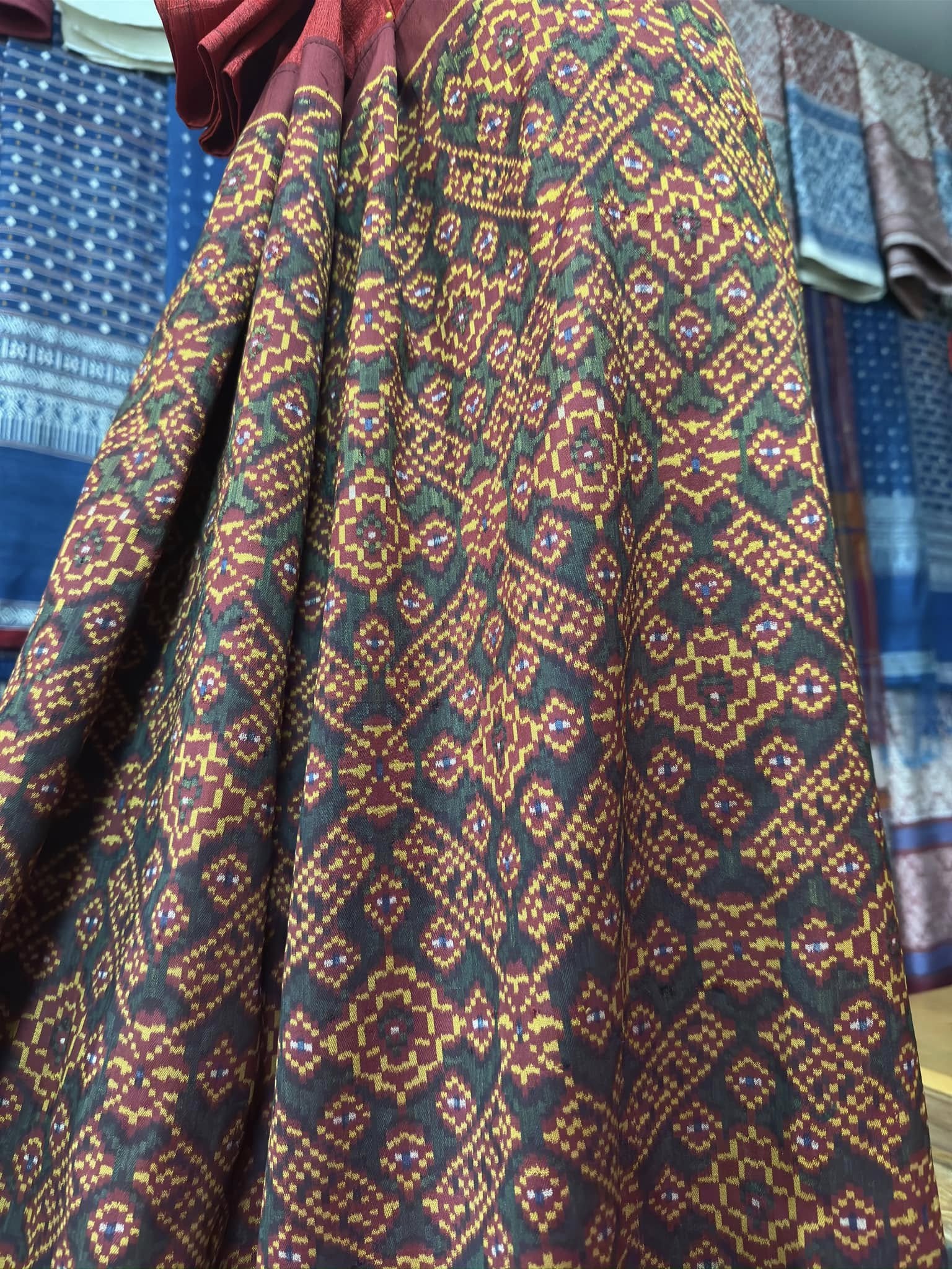 ซิ่น พระตะบอง ผ้าจามทอสามตะกอ ขนาด 118x170ซม พื้นสีแดง รหัส N9-SIL-AJ12