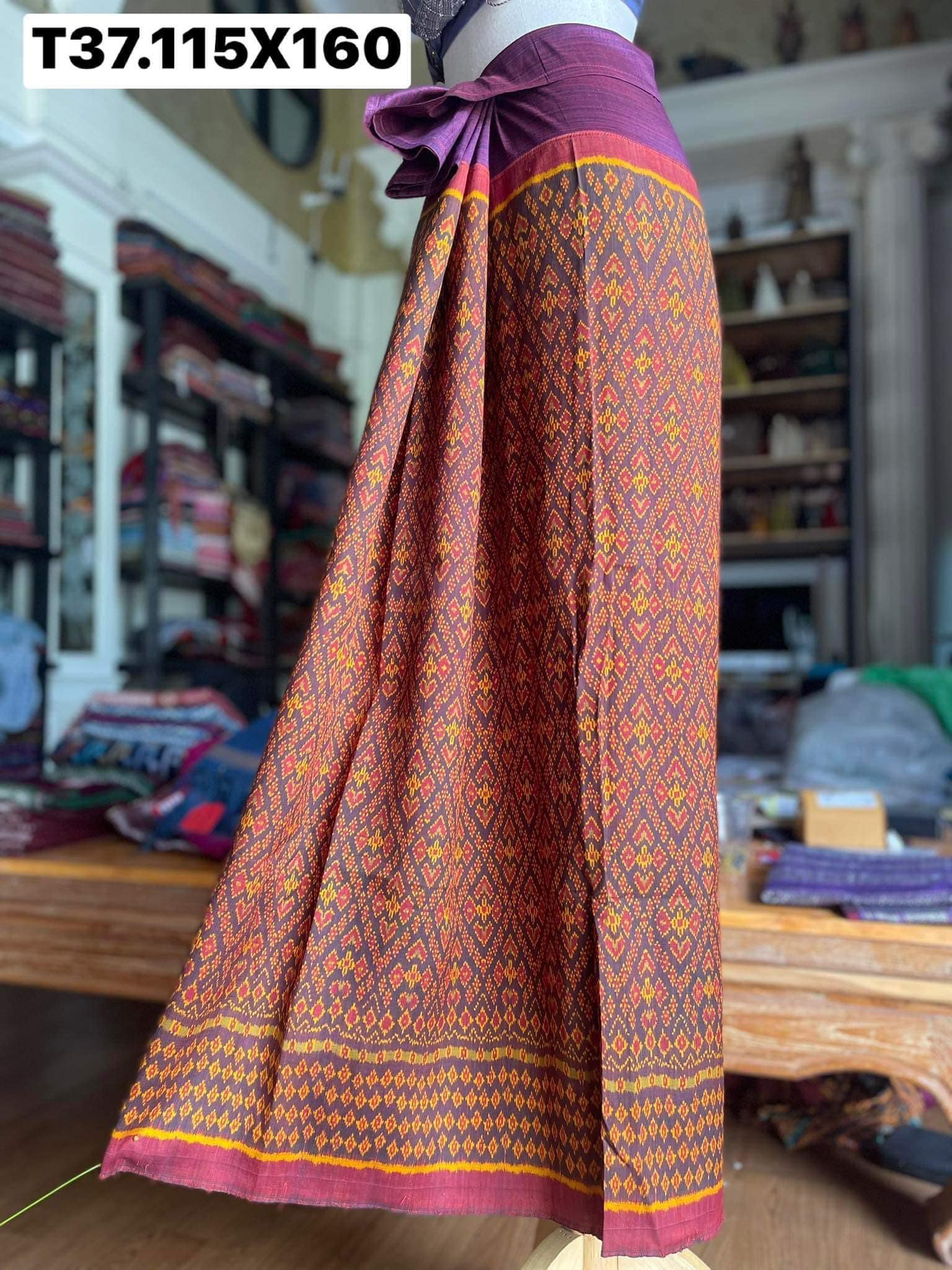 ซิ่น ผ้าซิ่นพระตะบอง สีธรรมชาติ ผ้าจาม 3ตะกอ ขนาด 115x160ซม. พื้นสีม่วง รหัส N9-SIL-T37