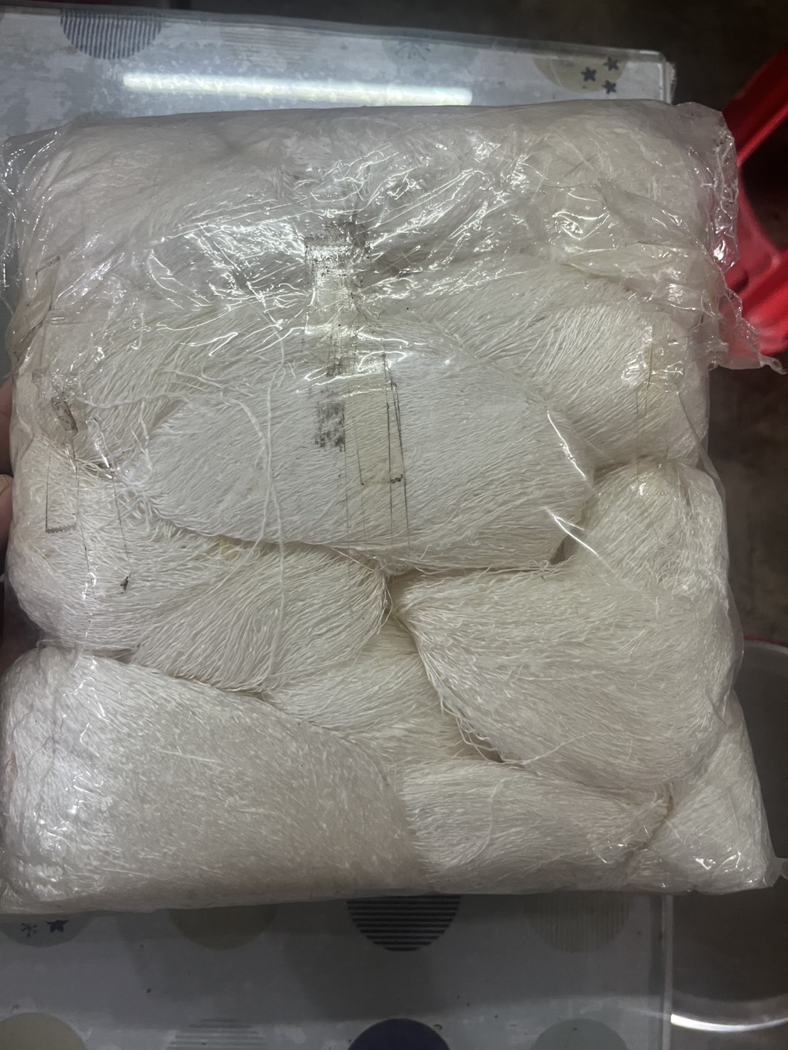 เส้นไหมเปลือก (จากไหมดิบน้ำหนัก 1 กิโลกรัม) ฟอกกาวแล้ว สีขาว