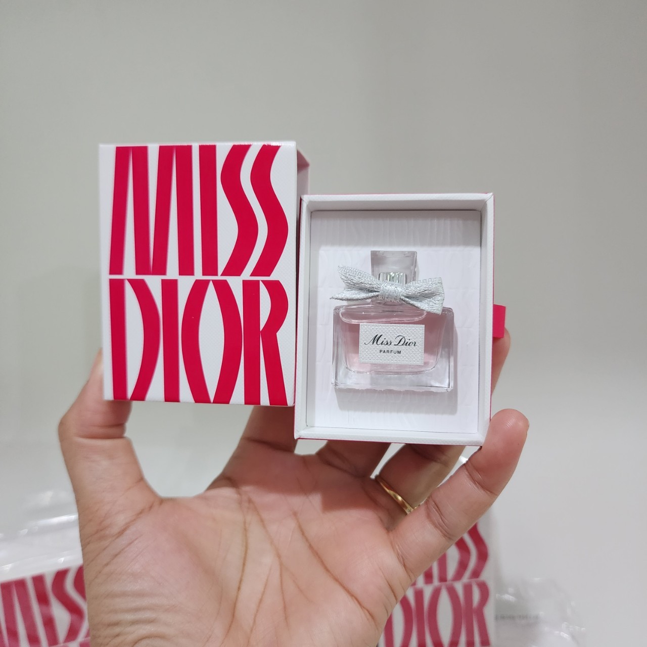 น้ำหอมจิ๋วมินิ Dior Miss Dior Parfum 5ml พร้อมกล่อง Limited สวยม๊ากๆๆ แบบแต้มมีกล่อง ( Mini Perfume น้ำหอมขนาดพกพา) น้ำหอมจิ๋วมินิ ขวดน่ารัก ตั้งโชว์ก็สวย พกพาก็สะดวก หัวแต้มตามจุดชีพจร