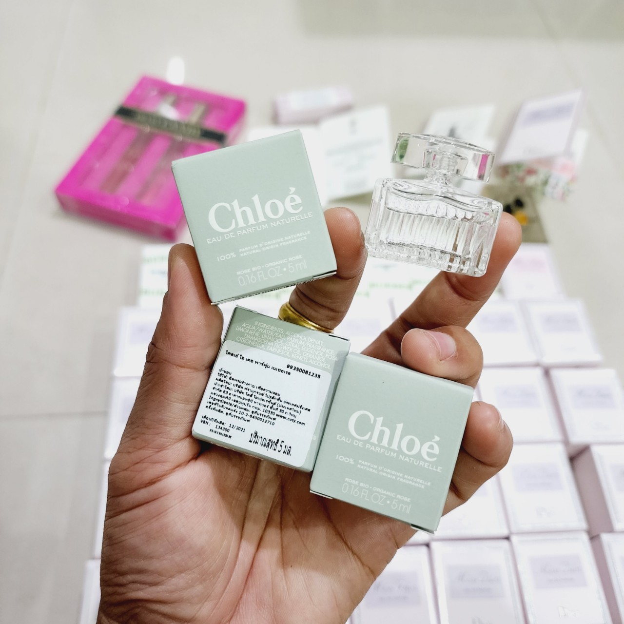 น้ำหอมจิ๋วมินิ Chloe Signature Naturelle Eau De Parfume 5ml แบบแต้มมีกล่อง ( Mini Perfume น้ำหอมขนาดพกพา) น้ำหอมจิ๋วมินิ ขวดน่ารัก ตั้งโชว์ก็สวย พกพาก็สะดวก หัวแต้มตามจุดชีพจร