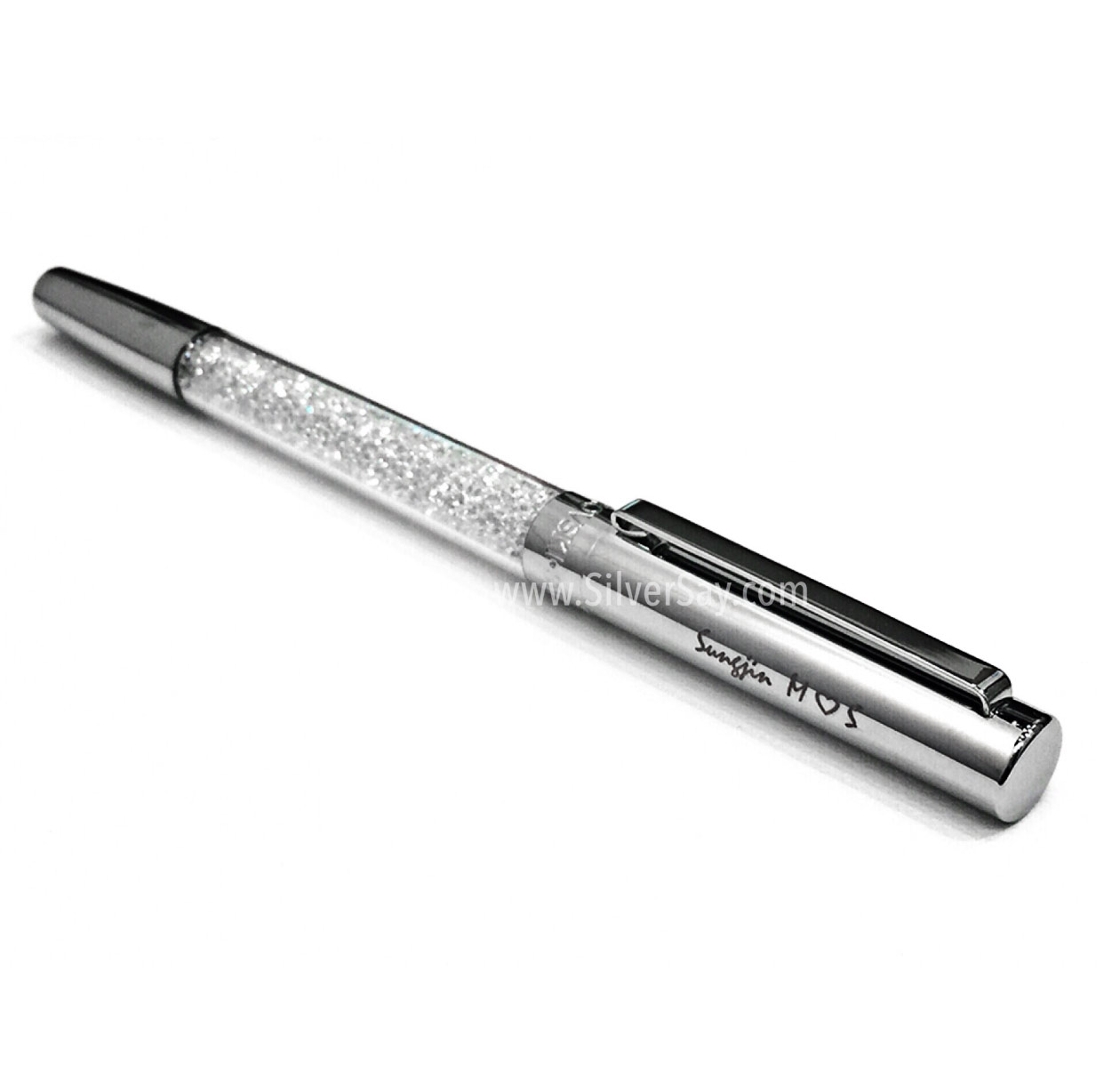 สลักชื่อ "Sungjin M ♥ S" บนปากกา SWAROVSKI
