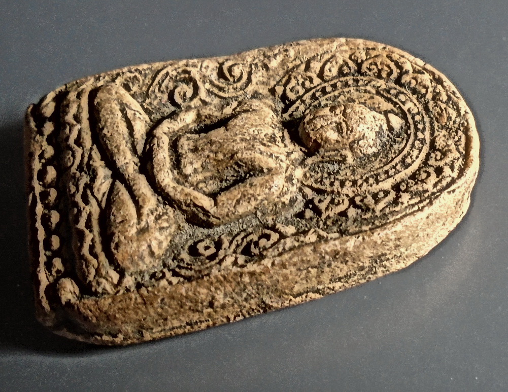 พระซุ้มกอ หลังเรียบ เนื้อดิน หลวงพ่อยี ปญญภาโร วัดดงตาก้อนทอง พิษณุโลก