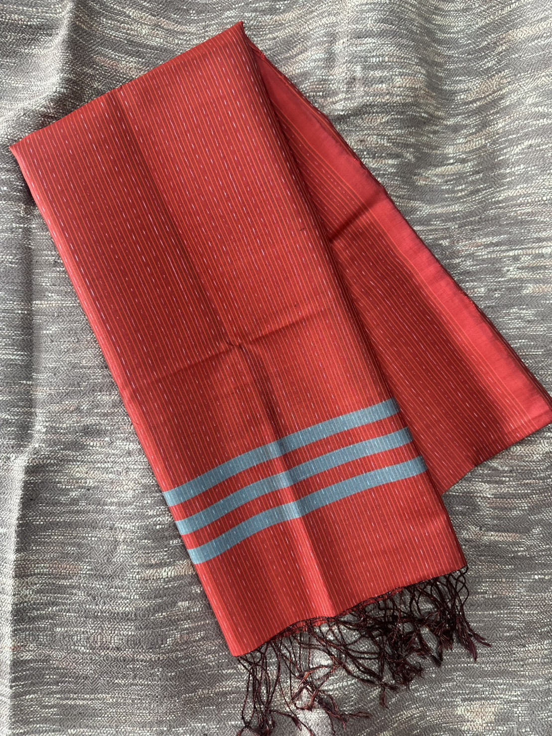 ผ้าคลุมไหล่ผ้าไหม ขนาด 65x200ซม.ลายอัมปรม มีชายครุย สีแดง รหัส L5A-AA-0710681