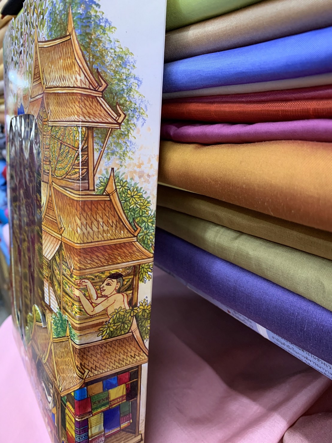 กล่องใส่ผ้าไหม กล่องลายวิถีไทย ขนาด 29x21.5x4.5cm เหมาะสำหรับใส่ผ้าไหมผืนยาว2-8หลา หน้ากล่องใสโชว์ลายผ้า รหัส BX-004