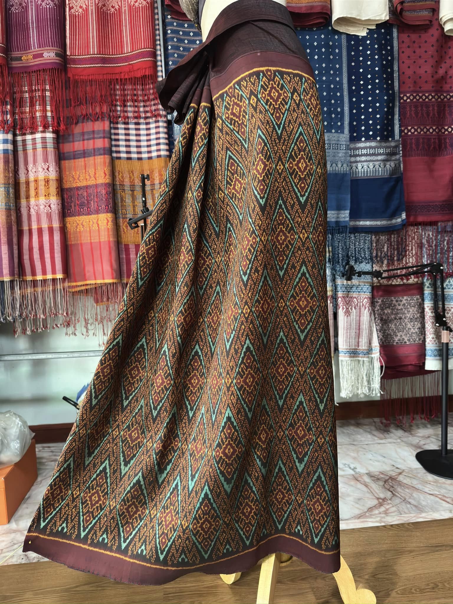 ซิ่น พระตะบอง ผ้าจามทอสามตะกอ ขนาด 118x160ซม พื้นสีน้ำตาล รหัส N9-SIL-AJ17