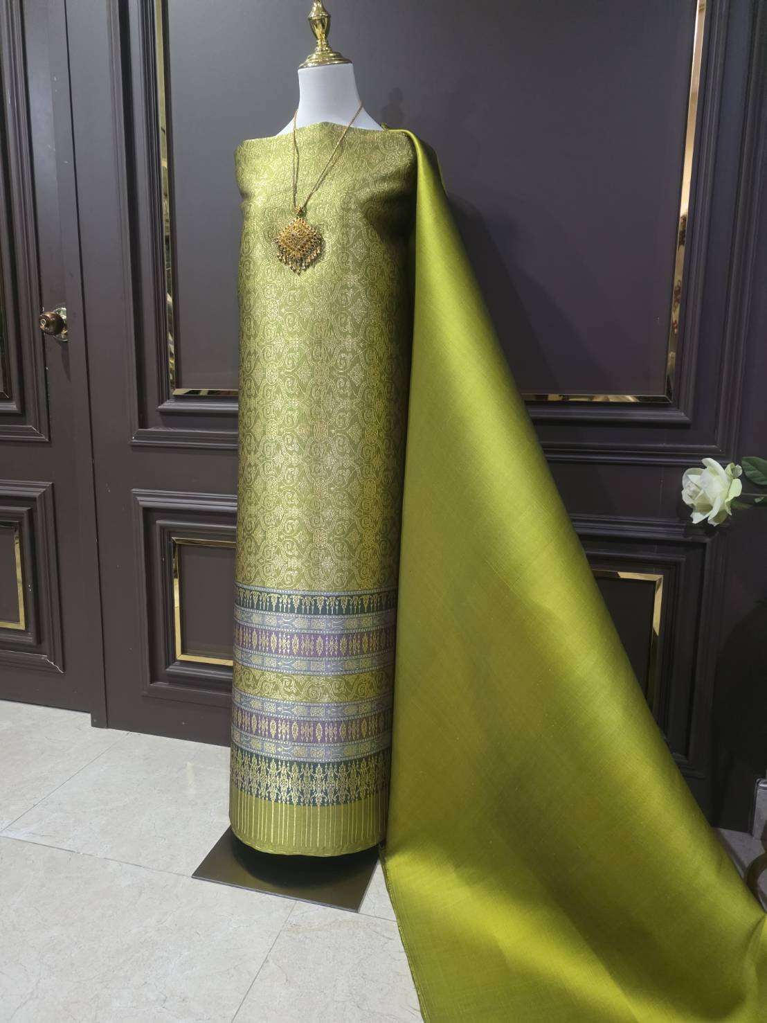 (ผ้าชุด)ผ้าไหมยกดอกลำพูน เกาะเชิงดิ้นทอง ขนาด 1.02x4.42เมตร ลายนารายณ์ทรงสุบรรณ พื้นสีเขียวไพร รหัส N90-29-R0003