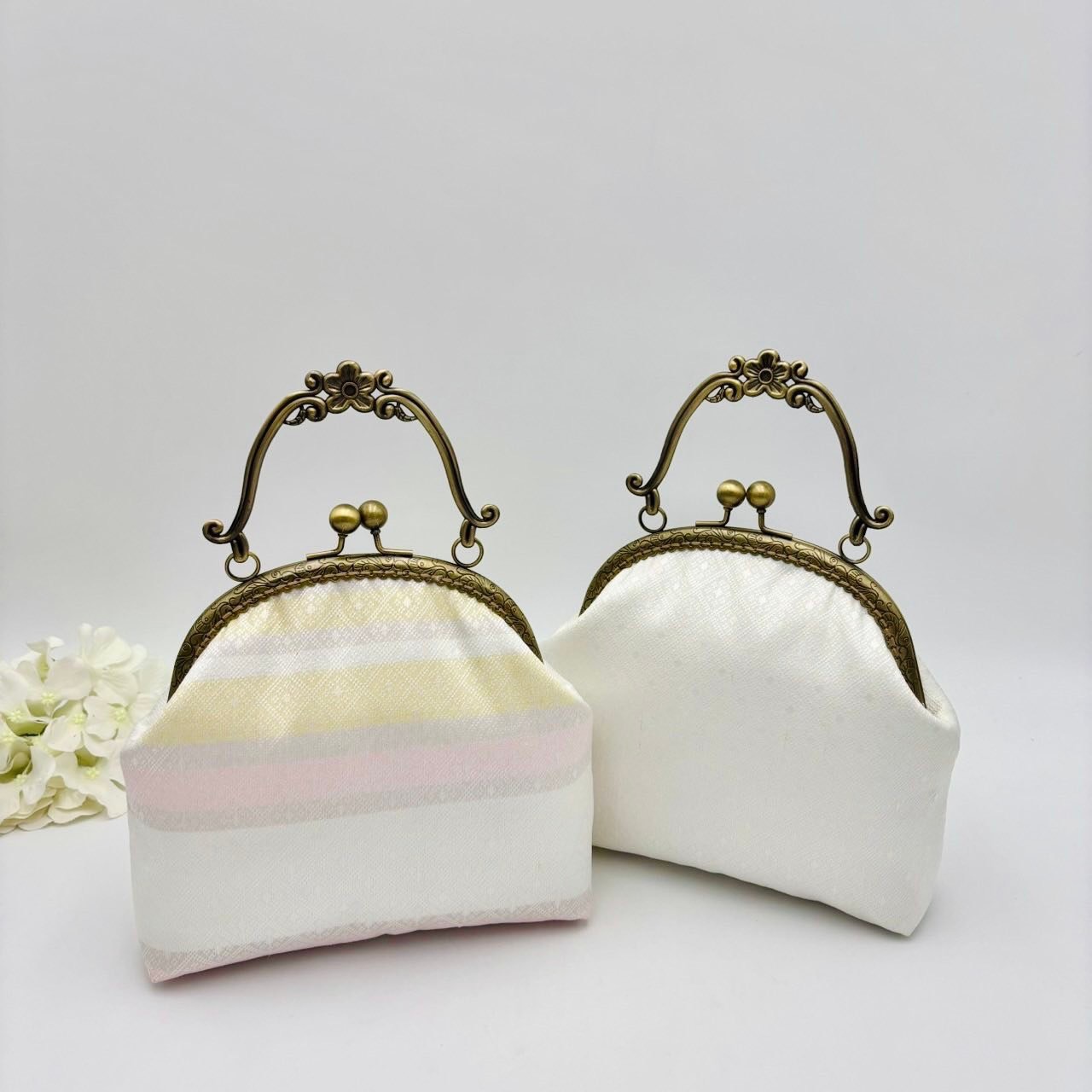 กระเป๋าผ้าไหมแท้ ตัดเย็บด้วยผ้าไหมยกดอก สีขาว รหัส GLA-SN-0923681320