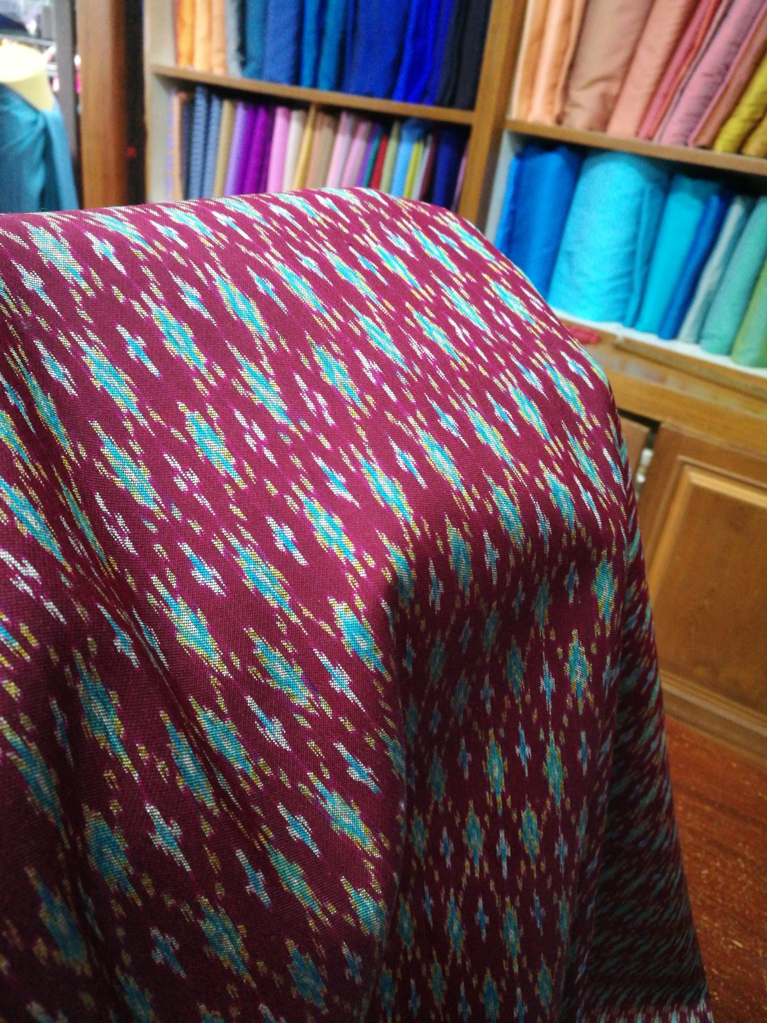 ซิ่น ผ้าไหม มัดหมี่ 3ตะกอ ขนาด 1x2เมตร พื้นสีแดง รหัส R2Q-NY1105651