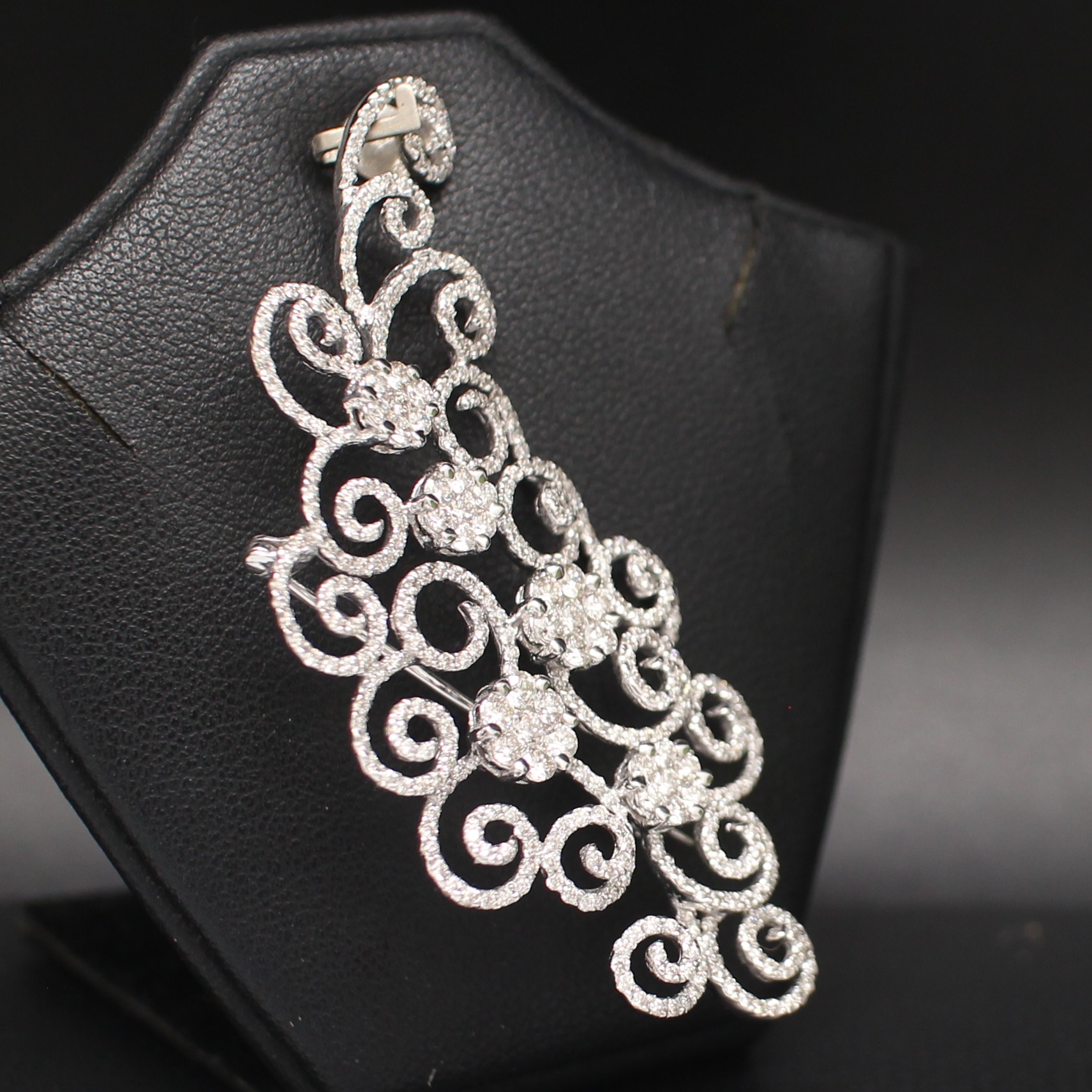 CL25041 เข็มกลัดเพชรดอกไม้ เพชรรวม 3.64 กะรัต ทองแท้ 18k นน.รวม 11.6 กรัม เพชรขาว ไฟดีมาก